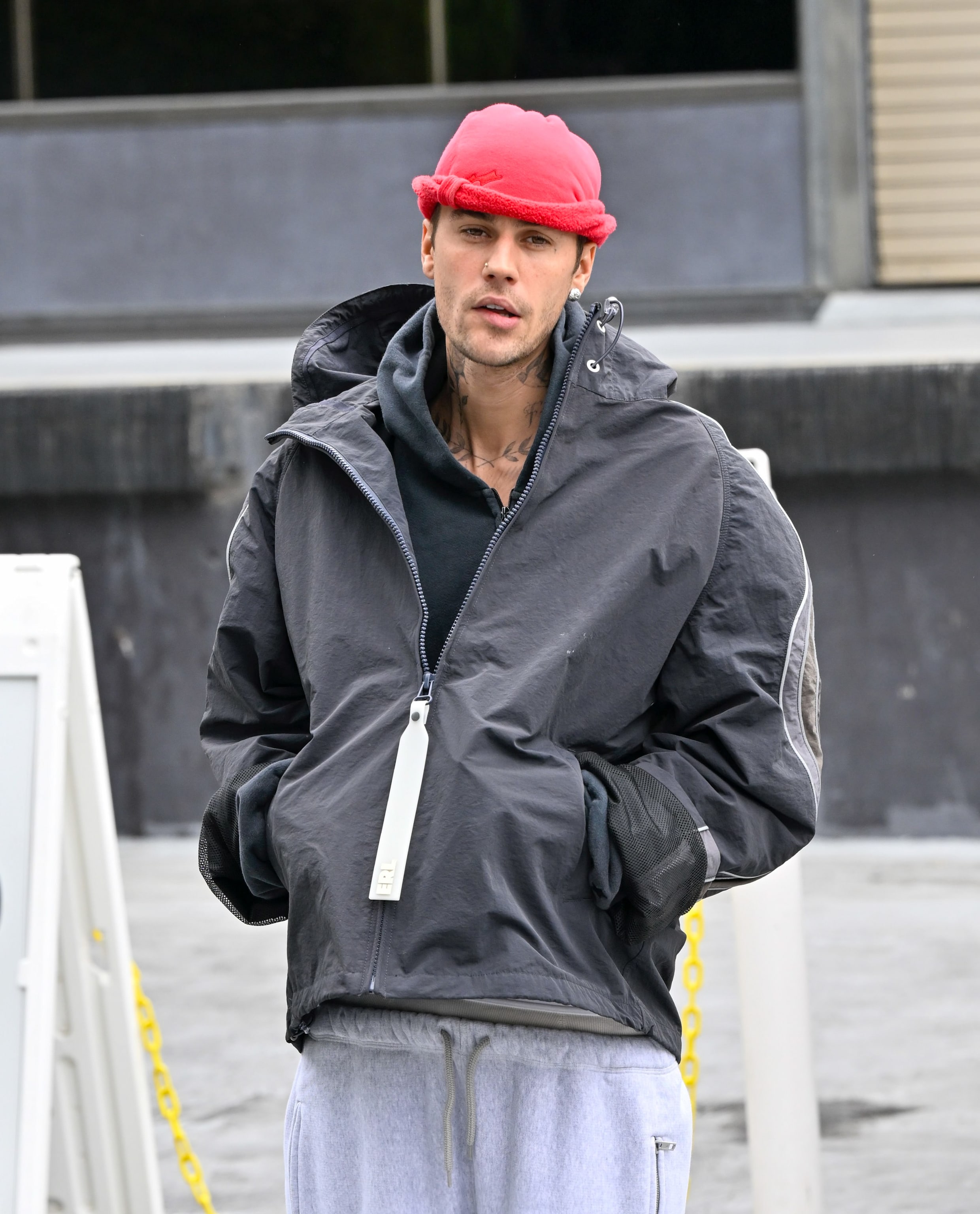 Justin Bieber's 'Swag' Surprise: Een Poging Om De Focus Op Zijn Muziek Te Leggen?