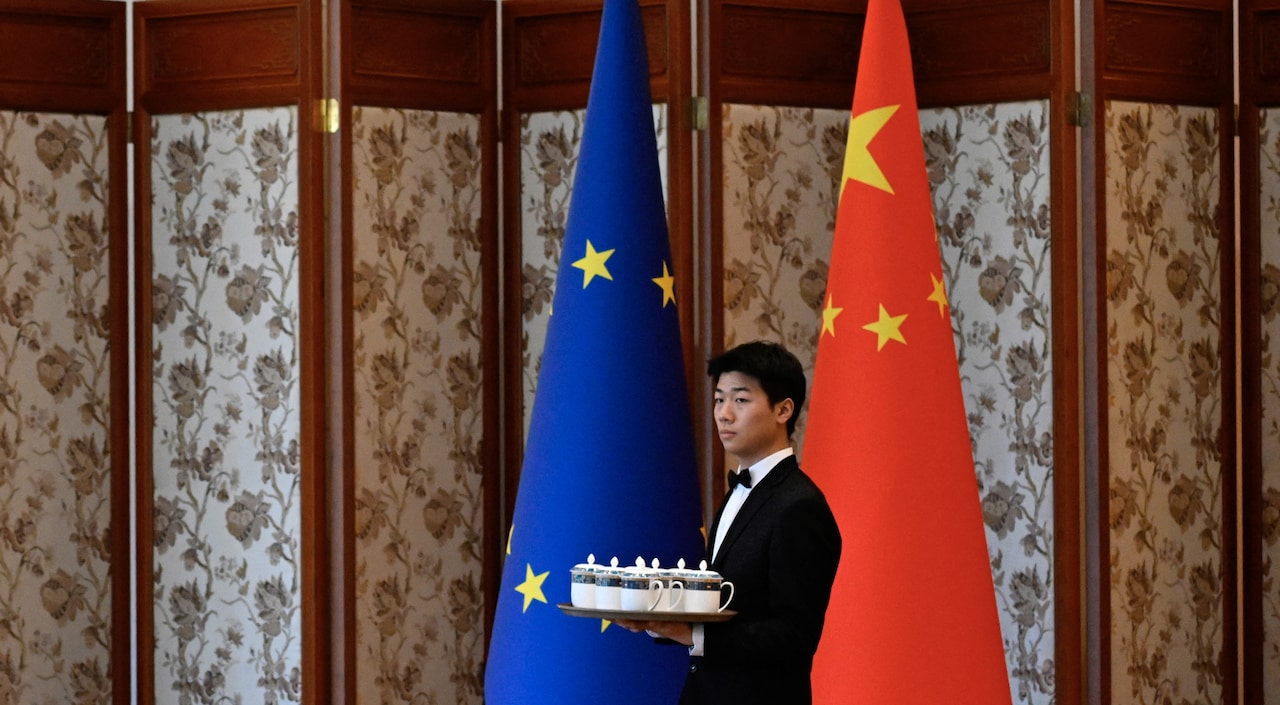 een-kelner-in-beijing-voorafgaand-aan-een-ontmoeting-tussen-delegaties
