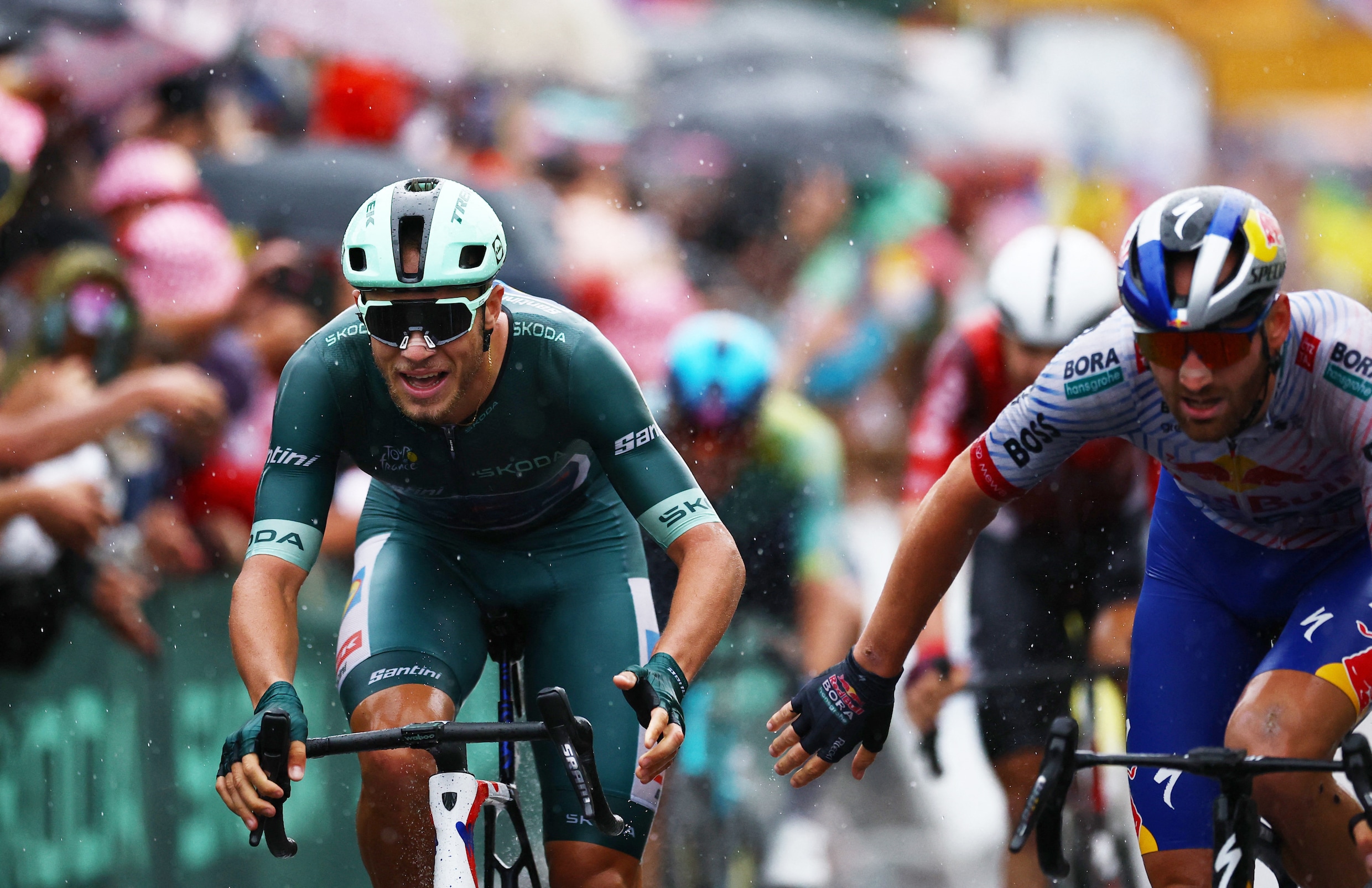 Groenetruidrager Jonathan Milan komt als eerste over de streep in Valence.