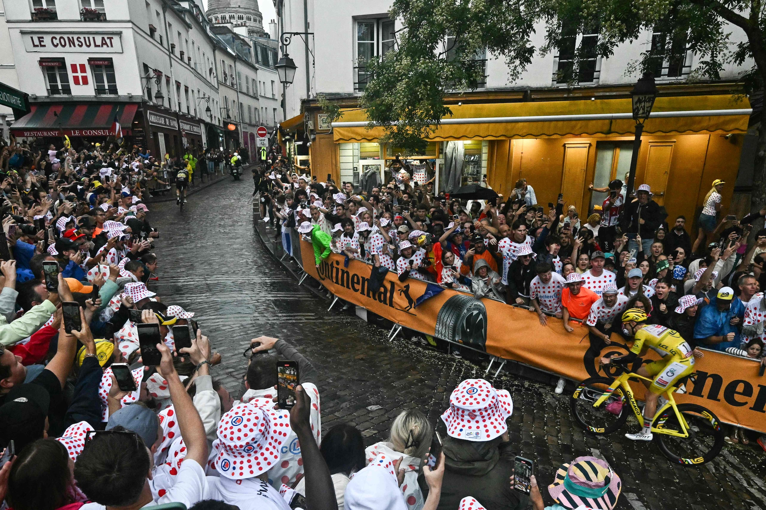 Tadej Pogacar in achtervolging op Wout van Aert tijdens de slotetappe van de Tour de France 2025.