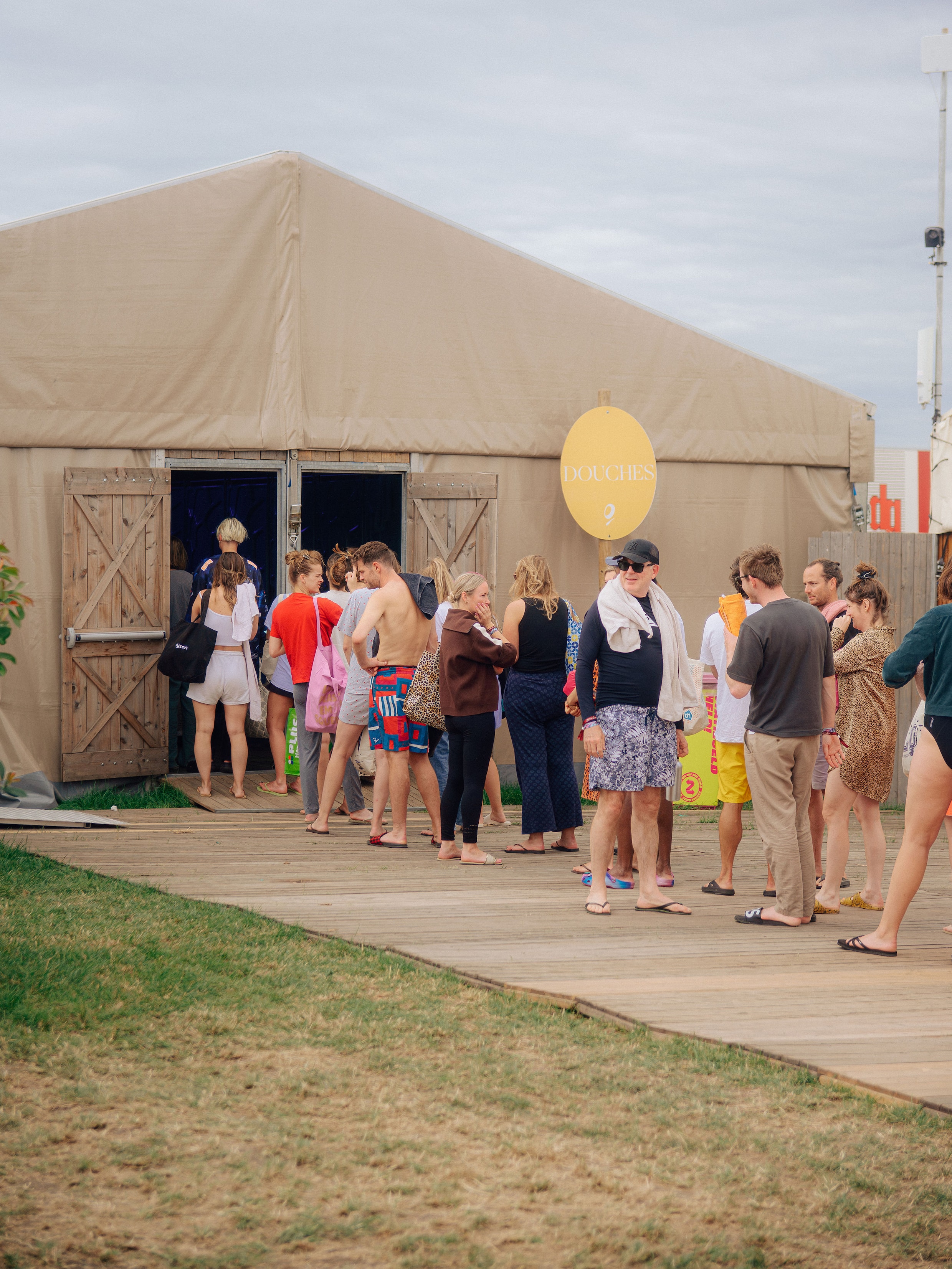 Toch een rij voor de douches van de glamping.