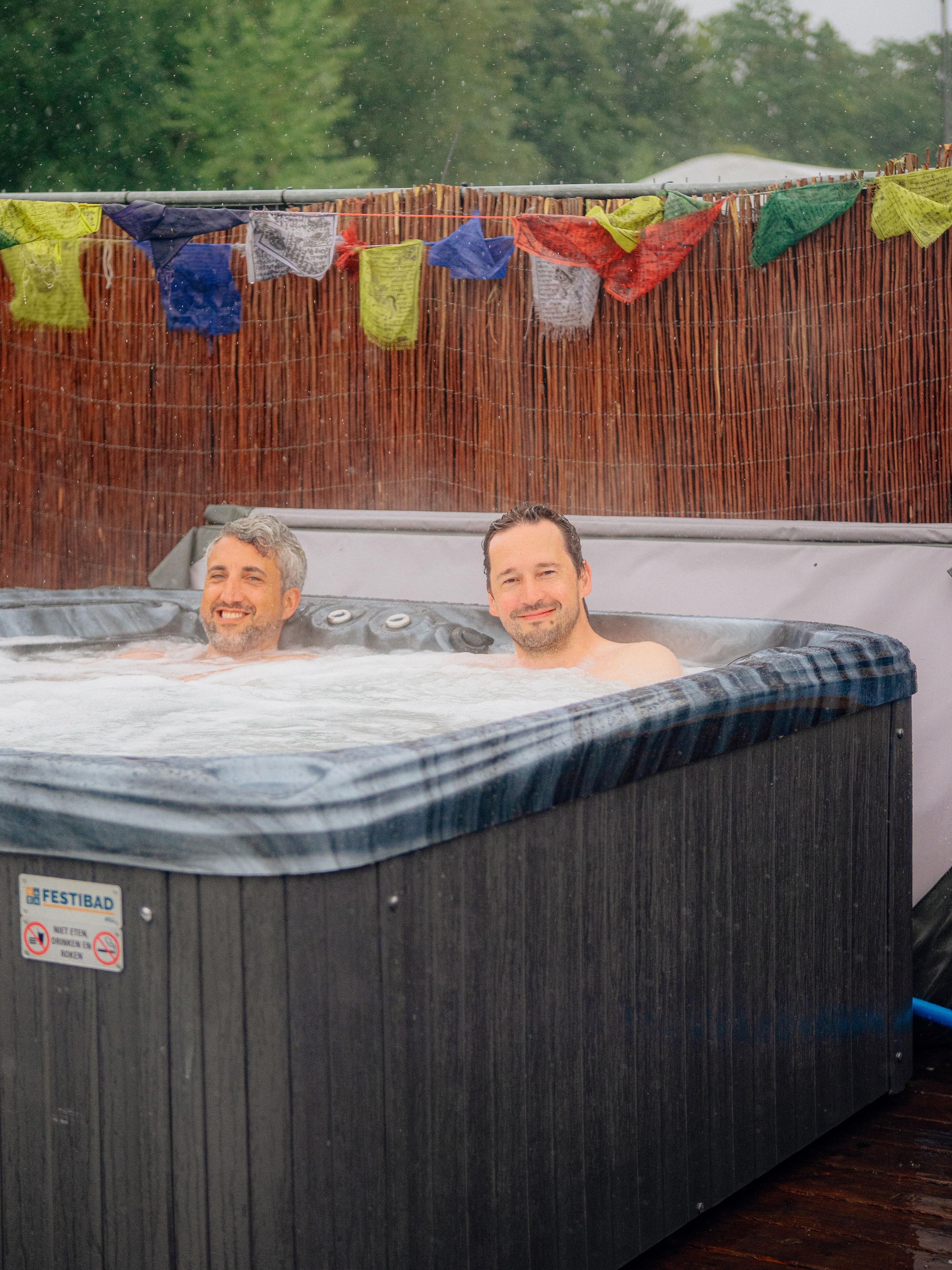 Twee mannen in de hottub.