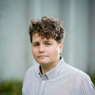 ‘Puntige zinnen die hele werelden tot leven brengen’ – Maarten van der Graaff krijgt Frans Kellendonkprijs