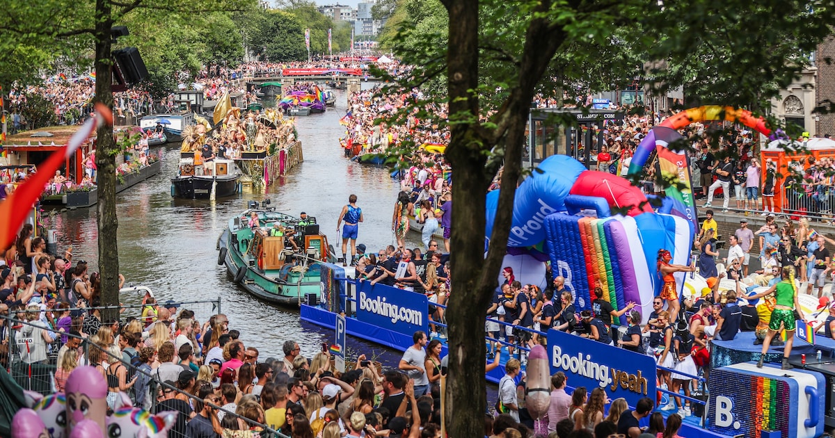 spanning-onder-de-regenboog-van-de-canal-parade-in-amsterdam-de