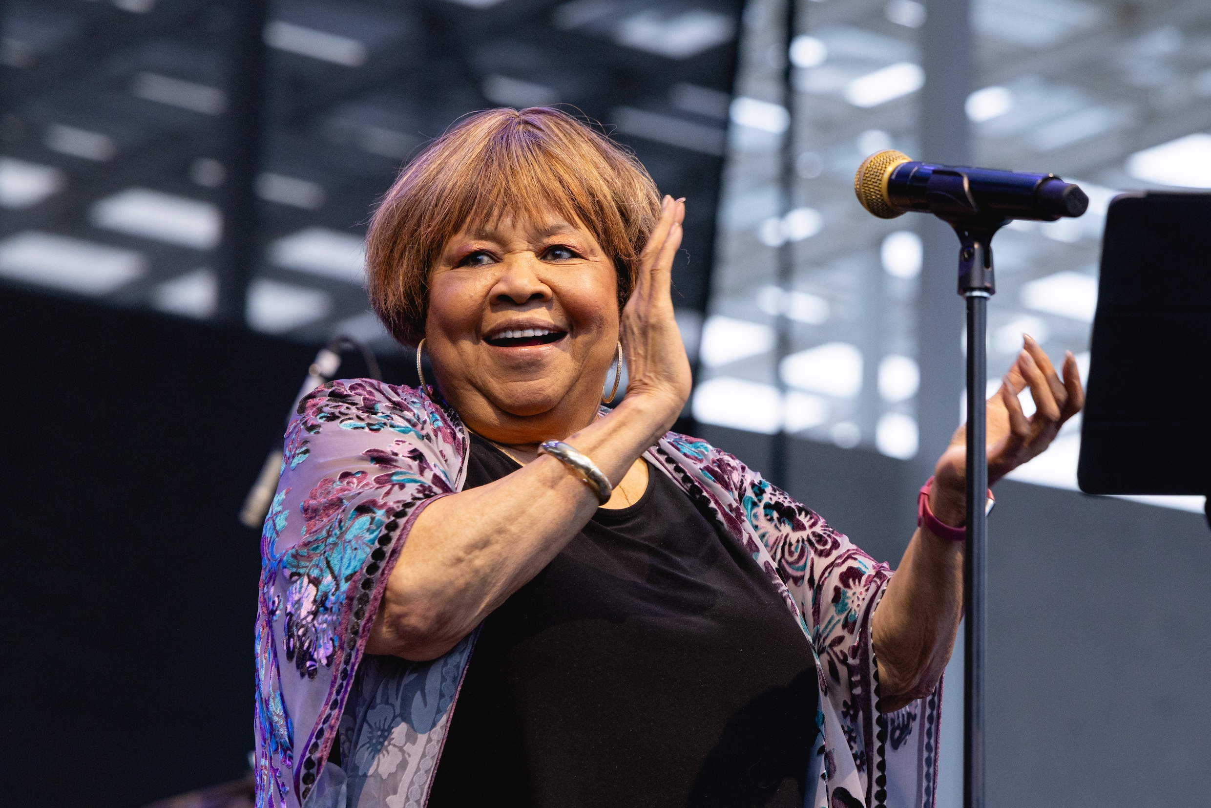 Mavis Staples (86), de laatste grote soulstem van haar generatie, zingt ...
