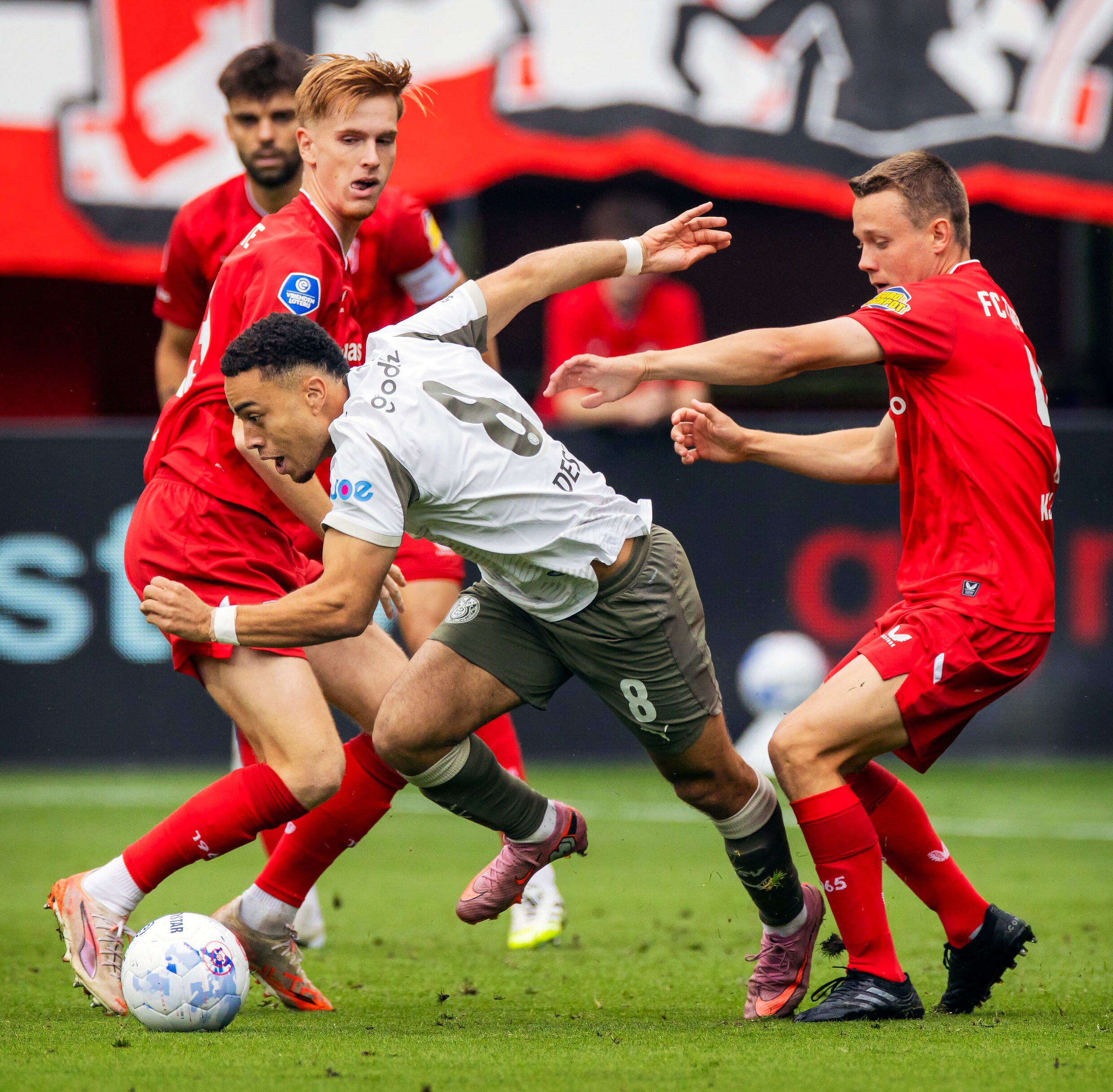 PSV raakt Pléa kwijt en is even de weg kwijt, maar herpakt zich toch ...