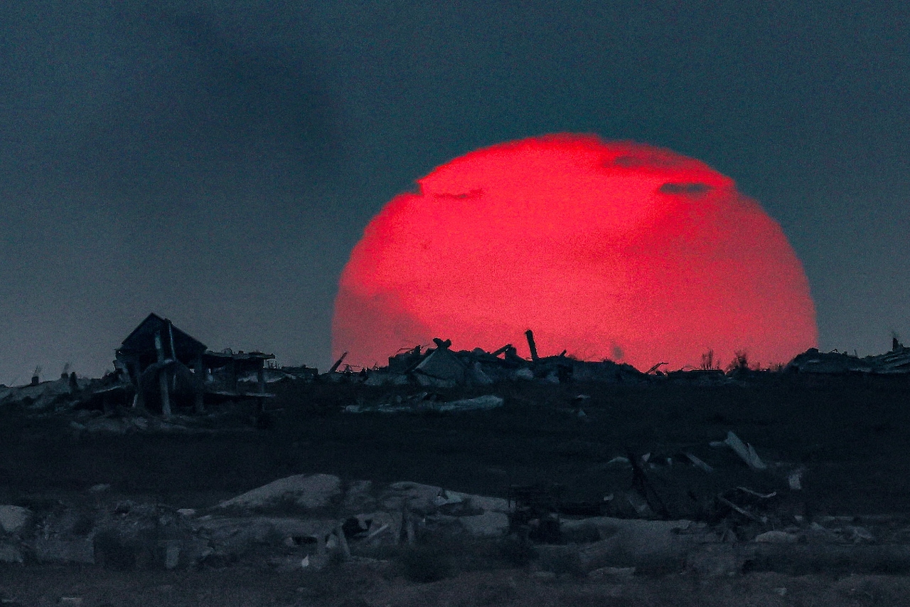 roodgekleurde-zon-gaat-onder-tegen-een-achtergrond-van-verwoeste