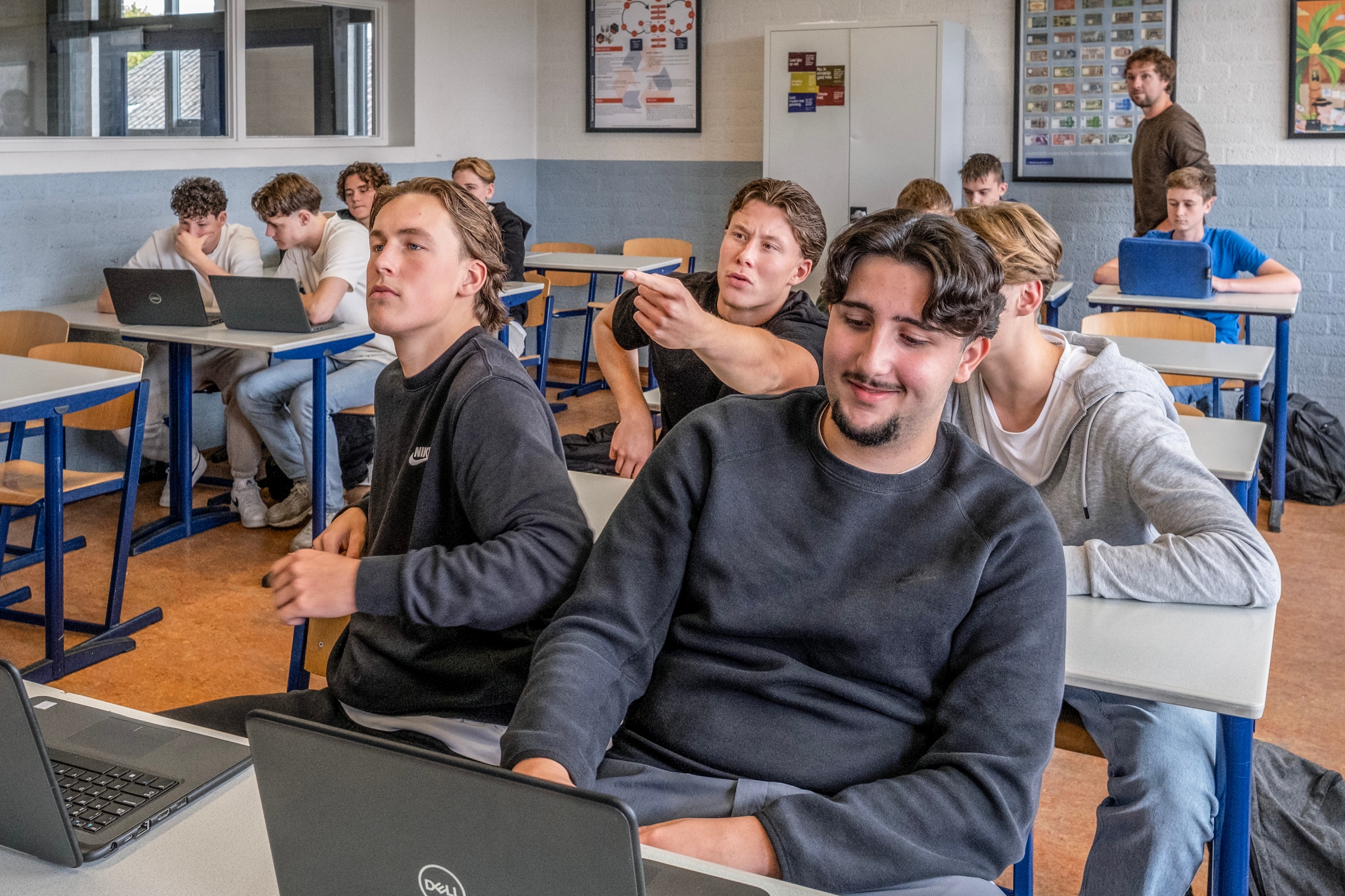 Les burgerschap op het Maaslandcollege in Oss. Achterin docent Lou Dieben.