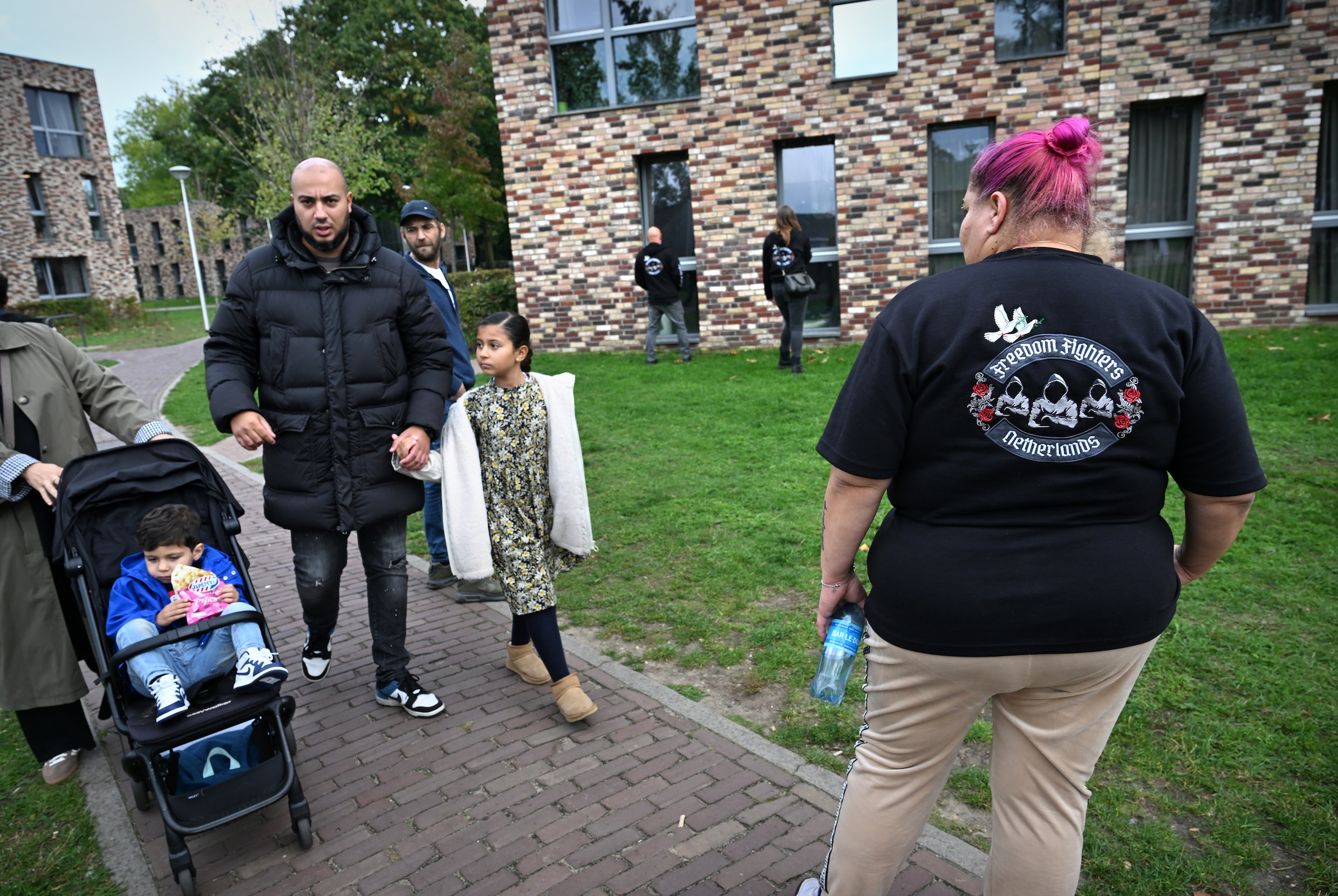 Op de landelijke open dag van asielzoekerscentra komen ook leden van de rechtse groepering Freedom Fighters Netherlands een kijkje nemen in het azc in Grave, 27 september.