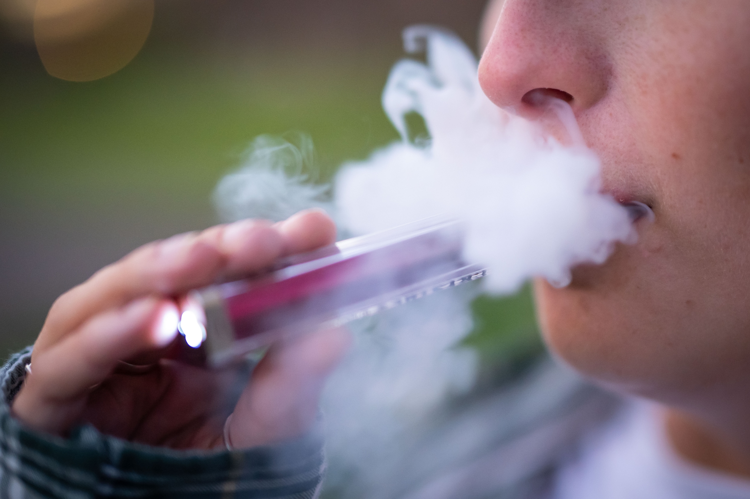 15 miljoen jonge tieners vapen, WHO ziet nieuwe ‘golf van verslaving ...