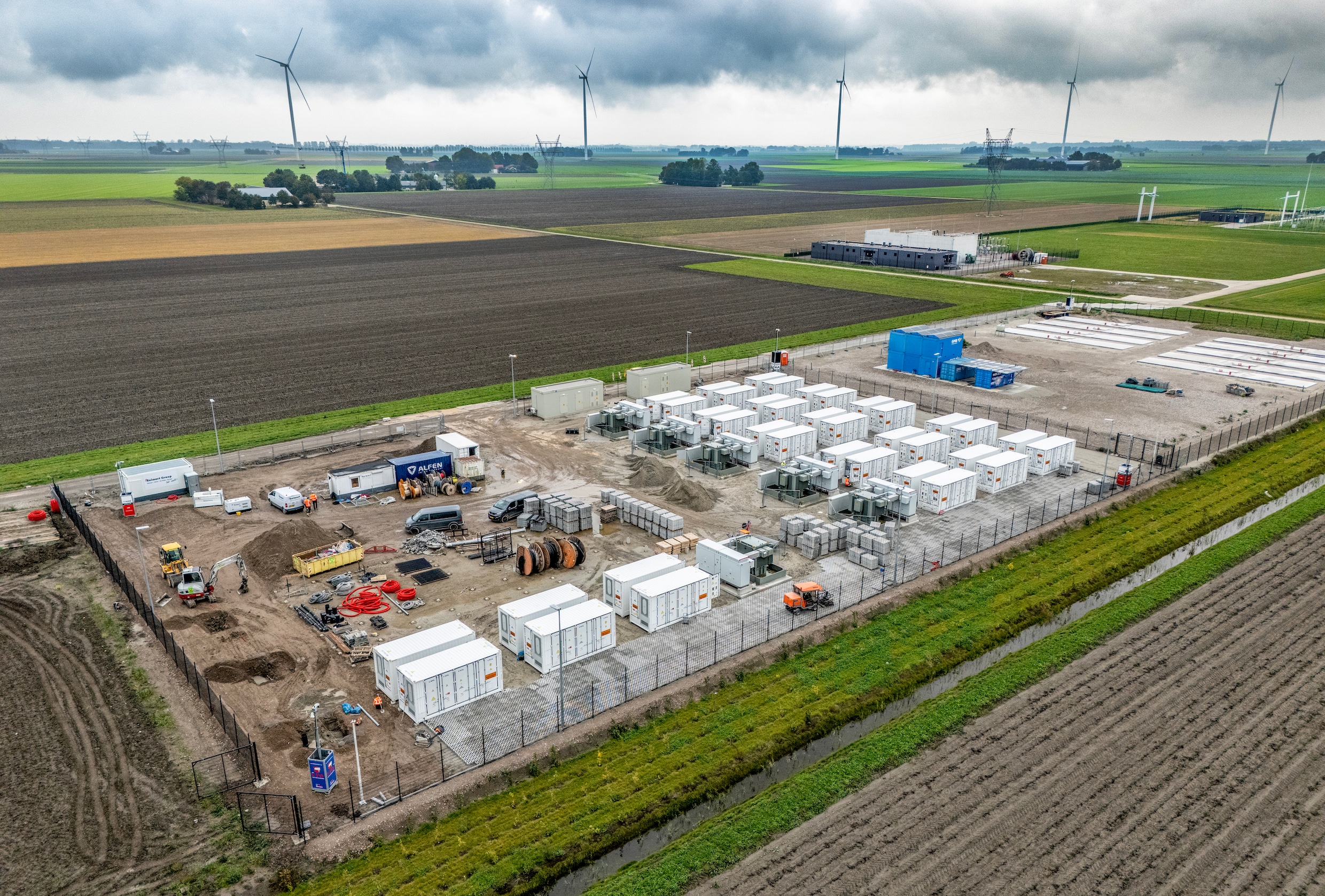Bij Dronten wordt het grootste batterijpark van Nederland gebouwd.