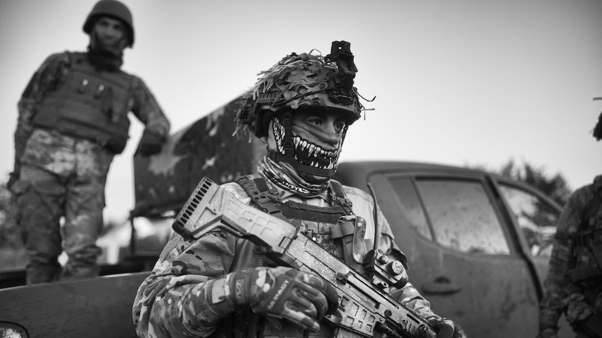 Schrijver Tommy Wieringa trok op met buitenlandse legionairs in Oekraïne: 'Run  motherfucker run' | de Volkskrant