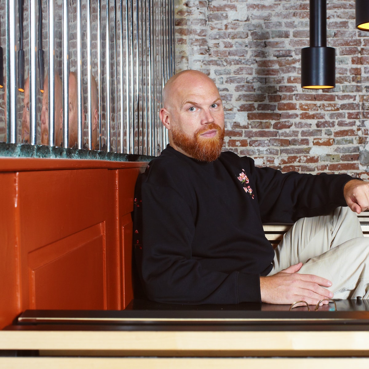 Computerkunstpionier Micha Klein (1964-2026) veroverde met zijn smileys,  bloemen en seks een plek in de housescene | de Volkskrant