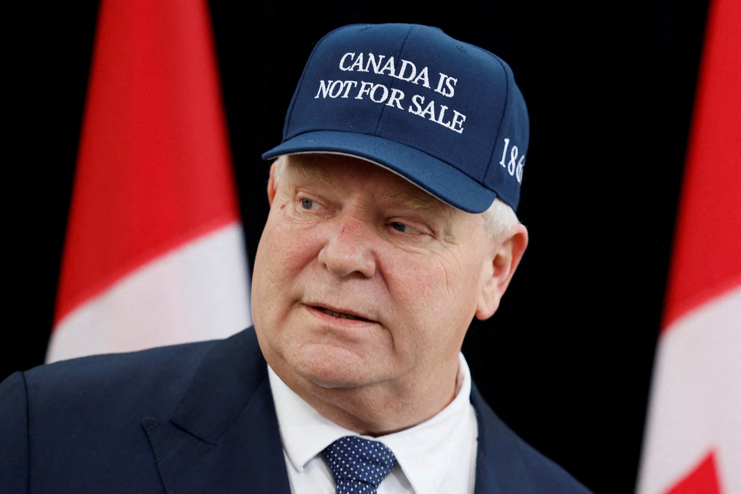 Premier Doug Ford van de provincie Ontario, met een pet waarop ‘Canada is niet te koop’ staat.