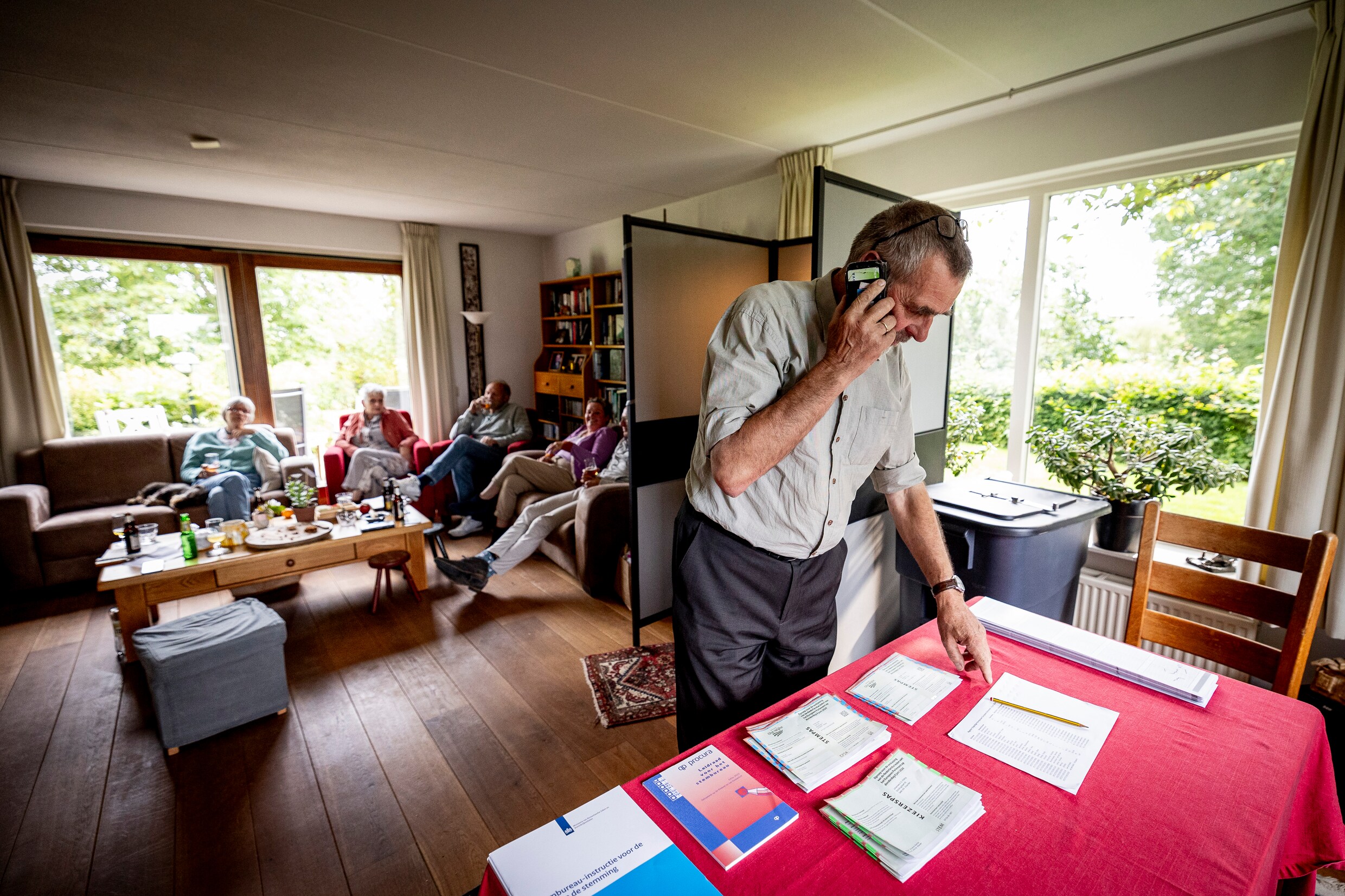 Het stembureau in de huiskamer van Wim Westhoff tijdens de verkiezingen voor het Europees Parlement van 2024. 