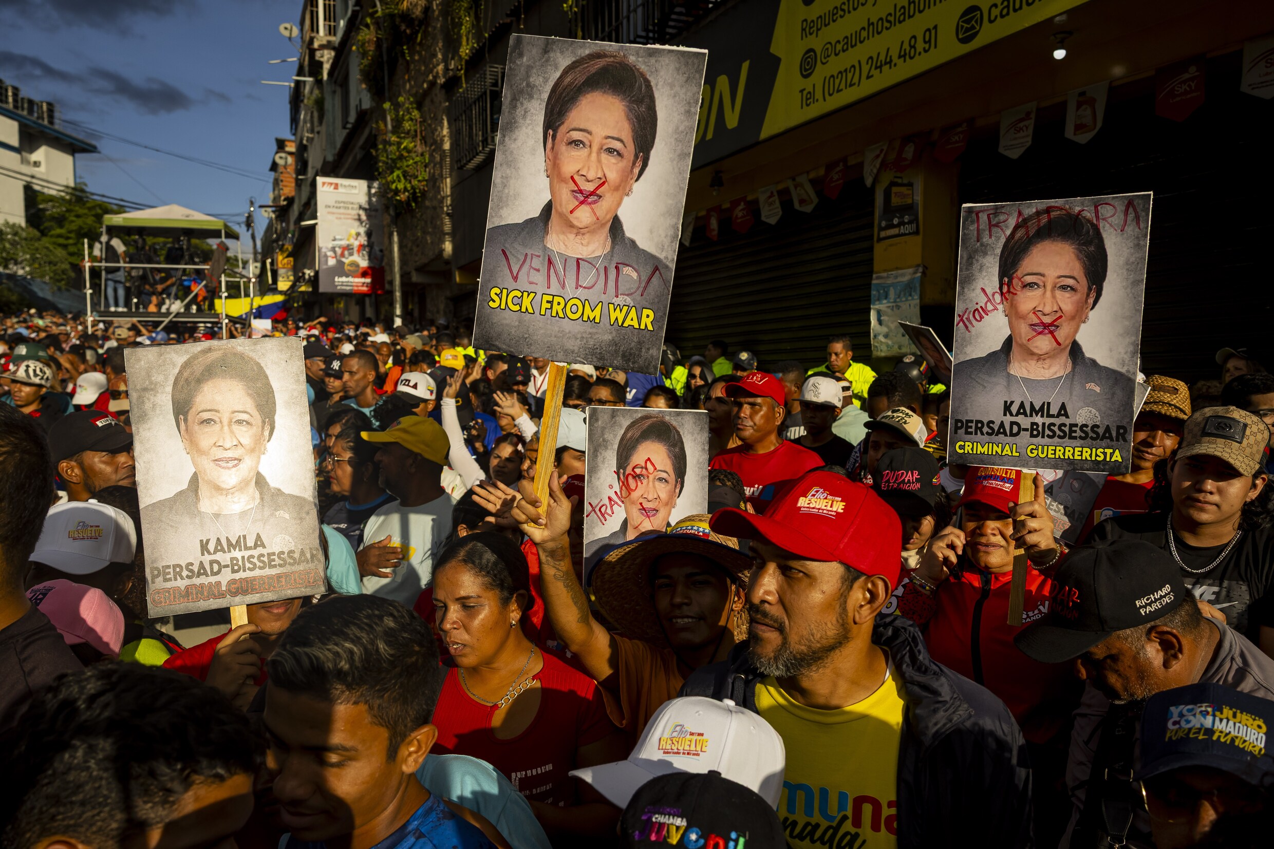 Demonstraties in Venezuela tegen Kamla Persad-Bissessar, premier van Trinidad en Tobago, omdat zij de Amerikaanse marine toestemming gaf om militaire oefeningen bij de kust uit te voeren.