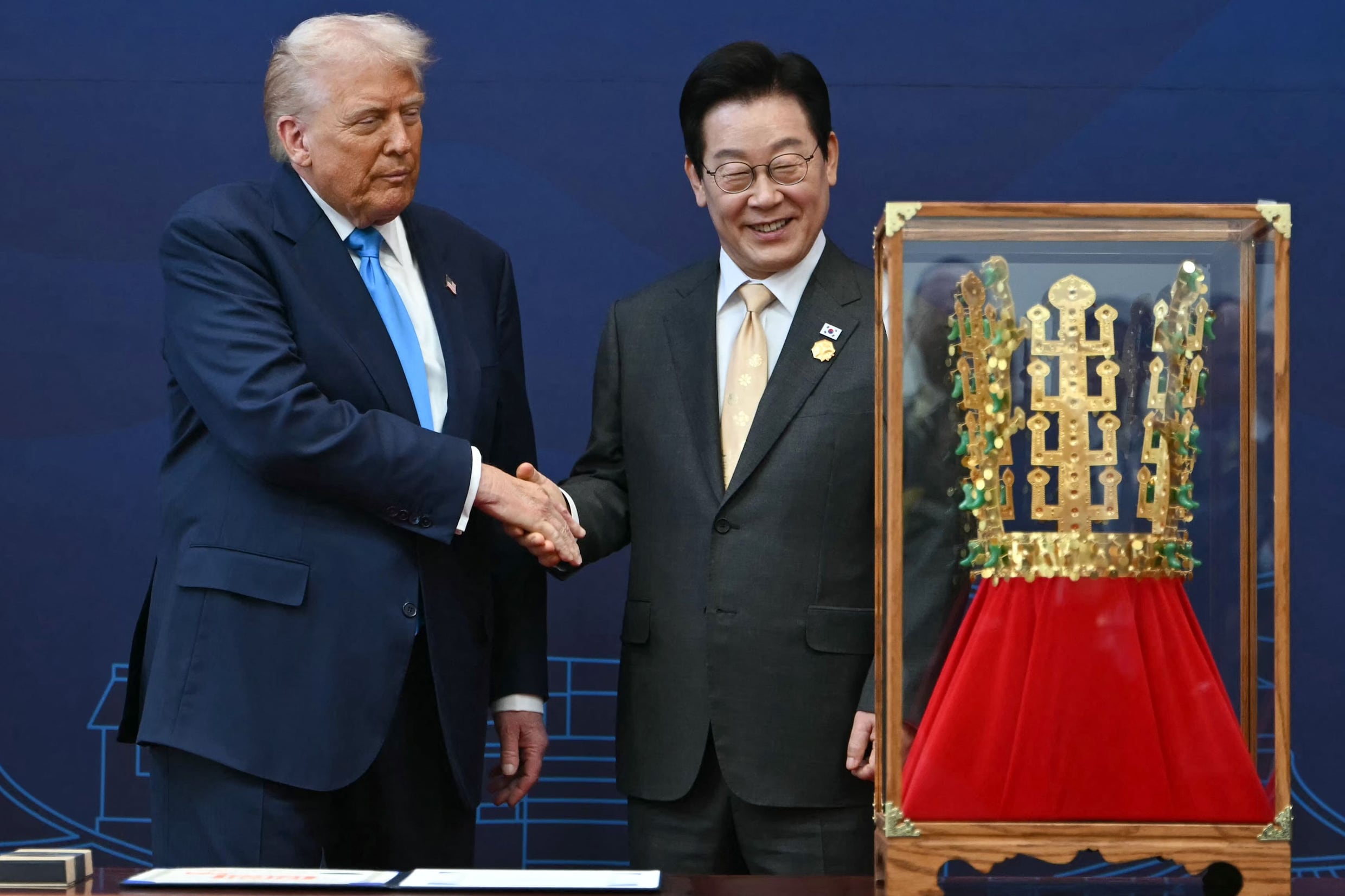Donald Trump (links) met de Zuid-Koreaanse president Lee Jae Myung tijdens een speciale ceremonie in het Nationaal Museum van Gyeongju in de Zuid-Koreaanse stad Gyeongju eind oktober vorig jaar. Trump ontving toen een hoge onderscheiding: een replica van een kroon die gedragen werd door de koningen van Silla.
