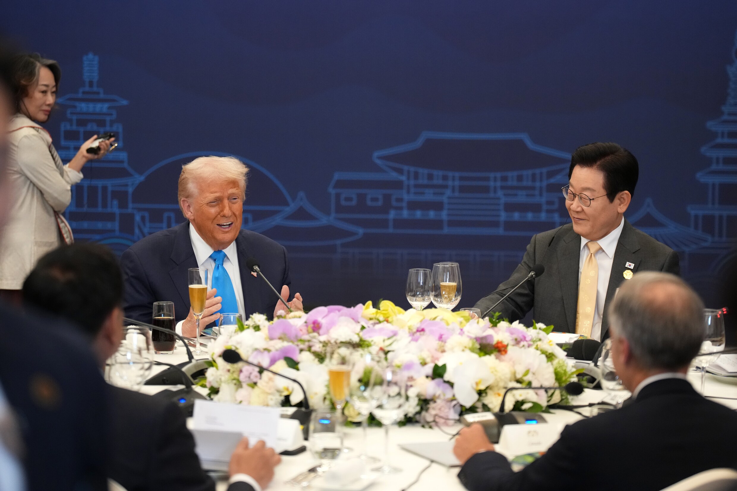 De Zuid-Koreaanse president Lee Jae Myung en zijn Amerikaanse ambtgenoot Donald Trump tijdens een diner. 