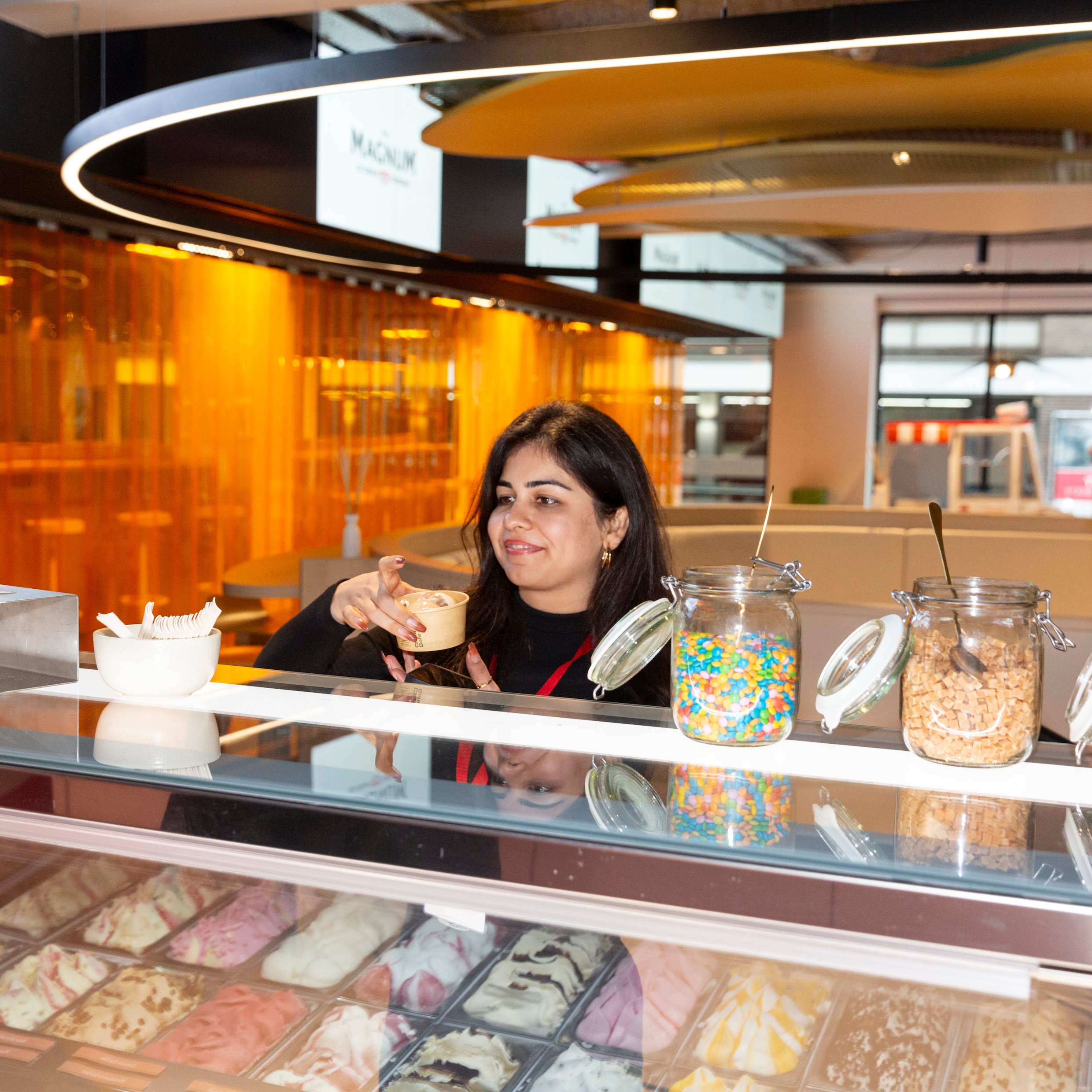 ‘Scoop Day op het hoofdkantoor van Magnum Ice Cream Company aan de Amsterdamse Reguliersdwarsstraat 63 op 29 oktober.