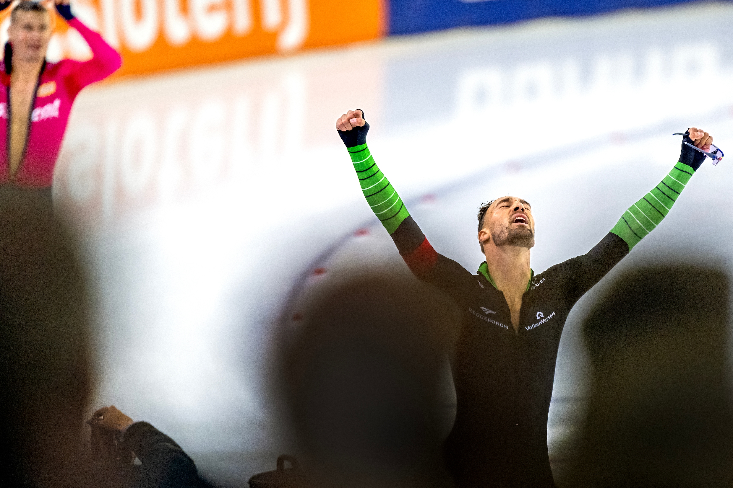 Kjeld Nuis viert zijn Nederlandse titel op de 1.500 meter.