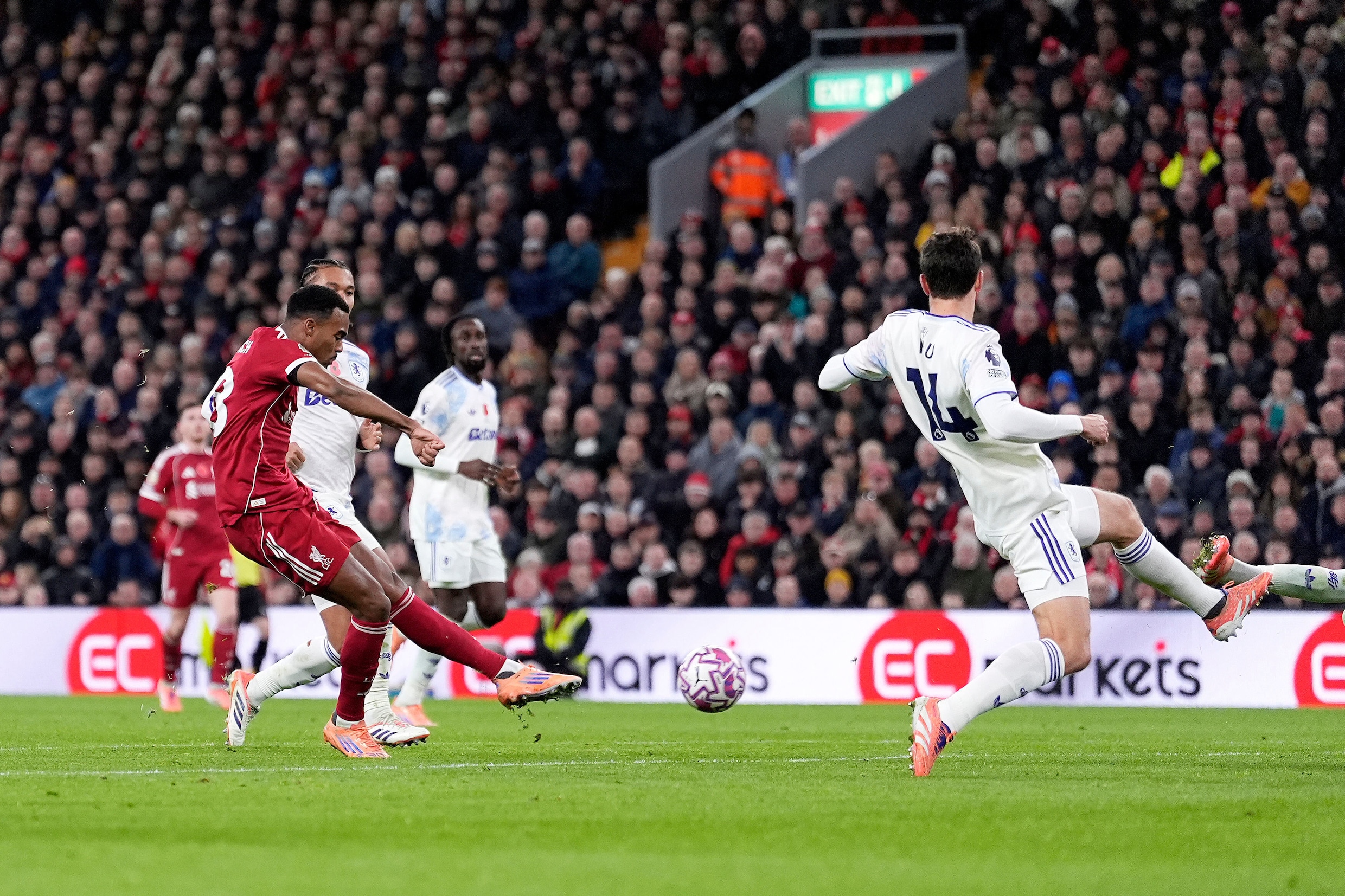Ryan Gravenberch haalt uit en maakt de tweede goal voor Liverpool in het duel met Aston Villa op Anfiel.