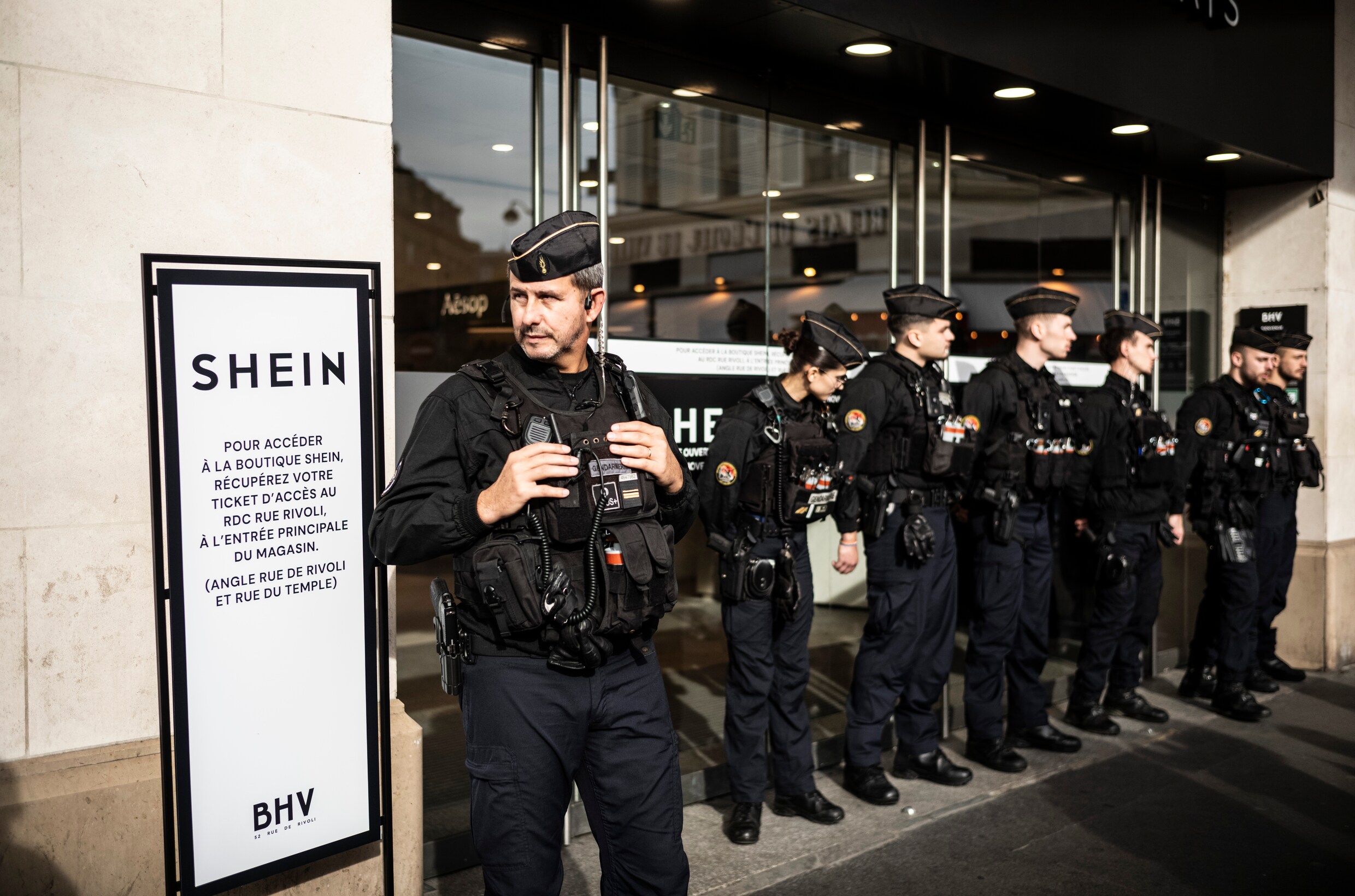 Shein-winkel trekt lange rijen, hoe schandalig de Parijzenaren het ook ...
