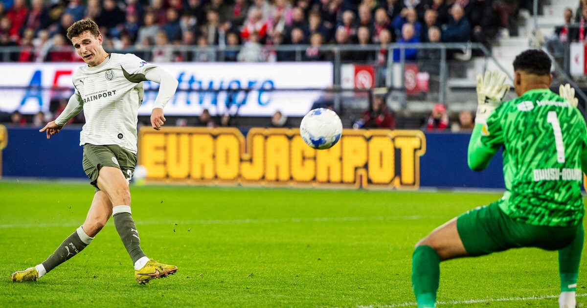 AZ raakt verdwaald in potje voetvolley van PSV en verliest in eigen ...