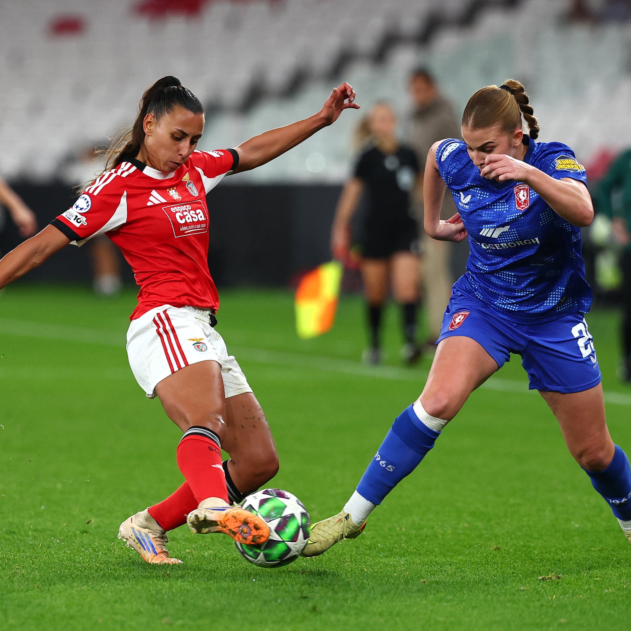 Rose Ivens van FC Twente (rechts) in duel met Catarina Amado van Benfica tijdens de Champions League-wedstrijd op 12 november.