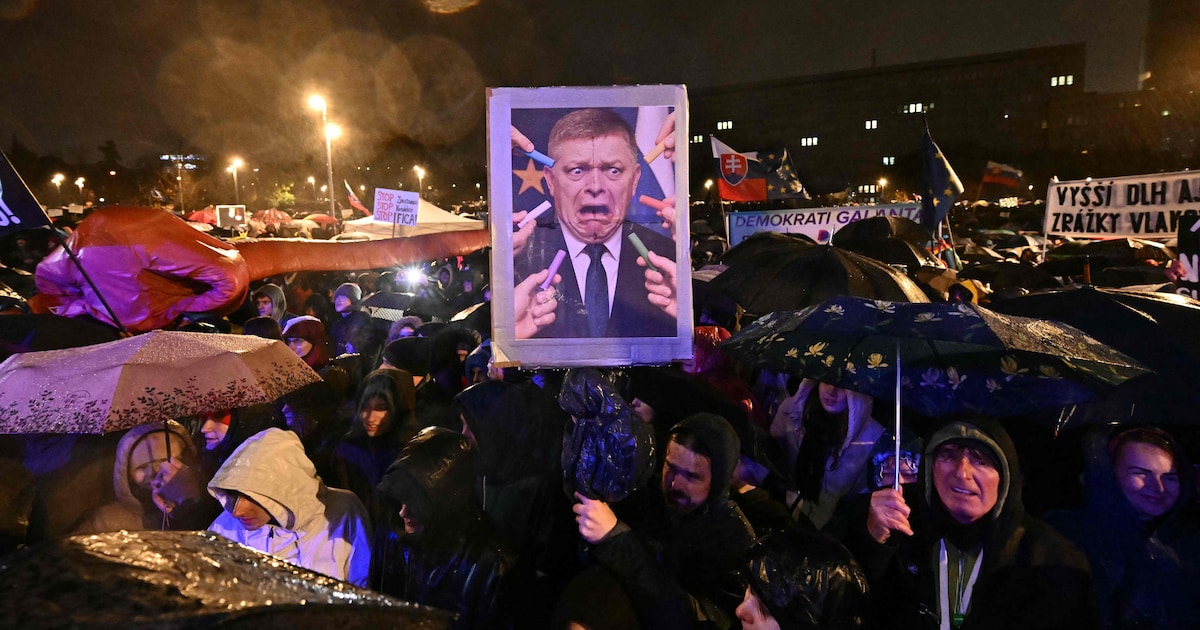 Stoepkrijtprotest in heel Slowakije tegen pro-Russische koers regering-Fico: ‘Hoe smaakt Poetins lul