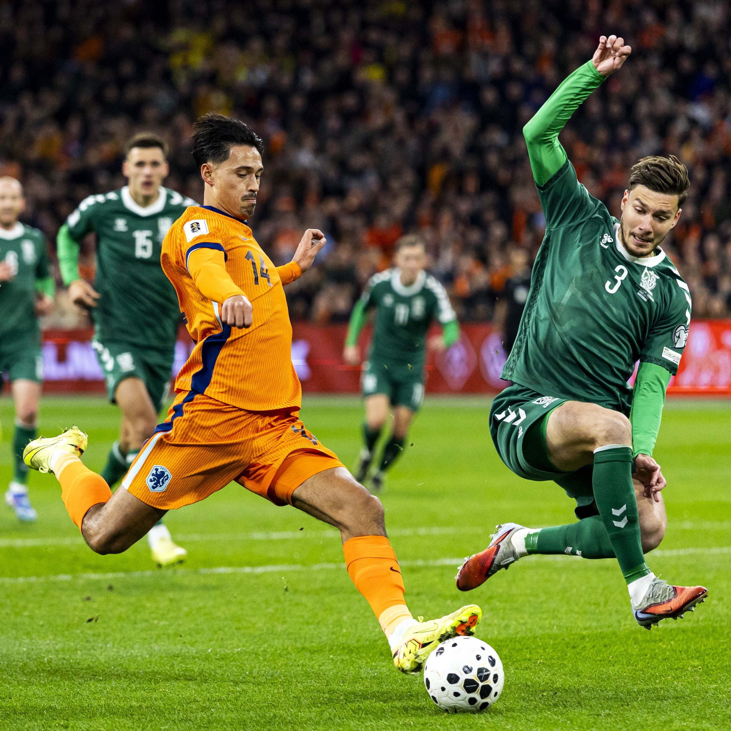 Tijjani Reijnders scoort de 1-0 tijdens de WK-kwalificatiewedstrijd tegen Litouwen.