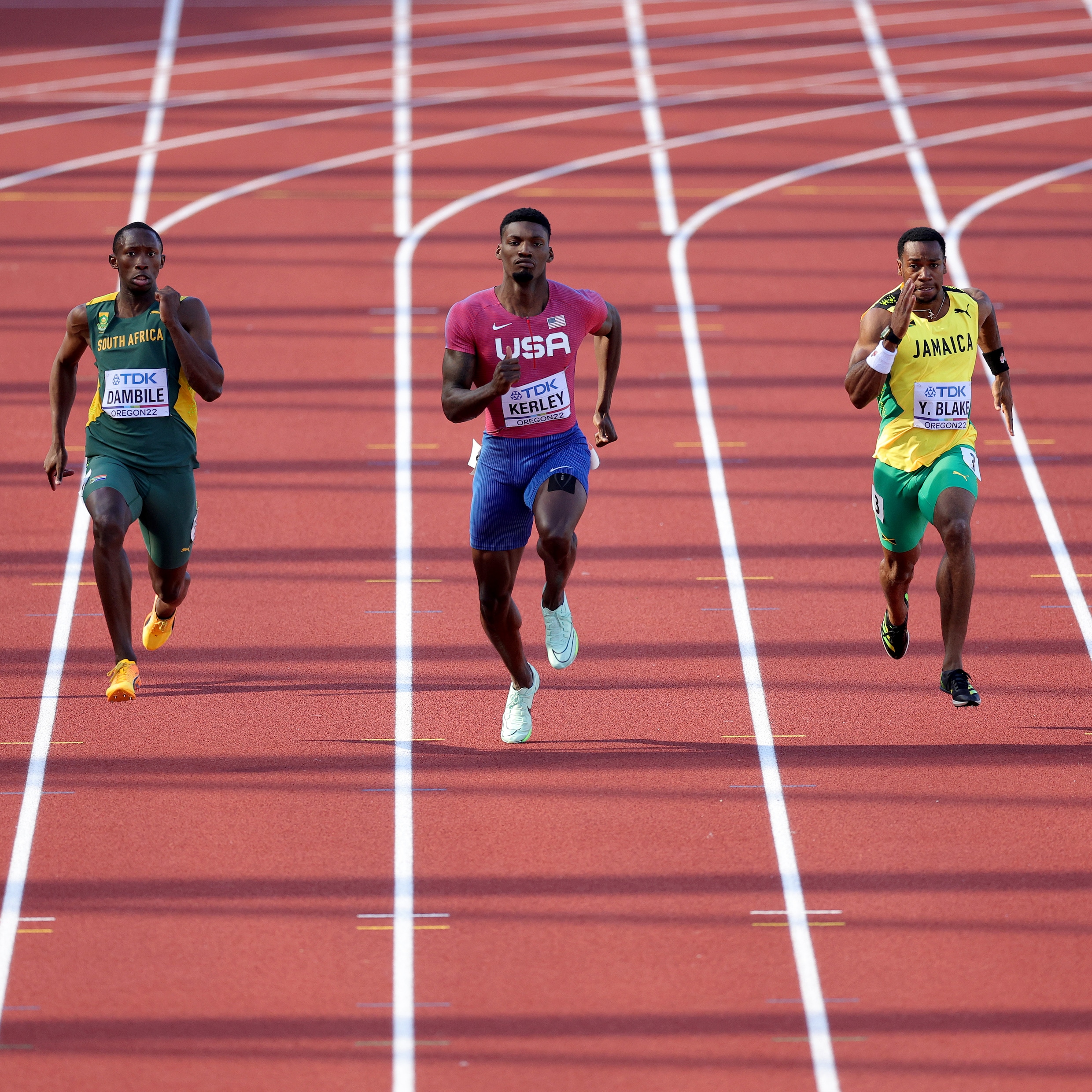 Fred Kerley (midden) in zijn 200-meterheat tijdens de WK 2022 in Eugene.