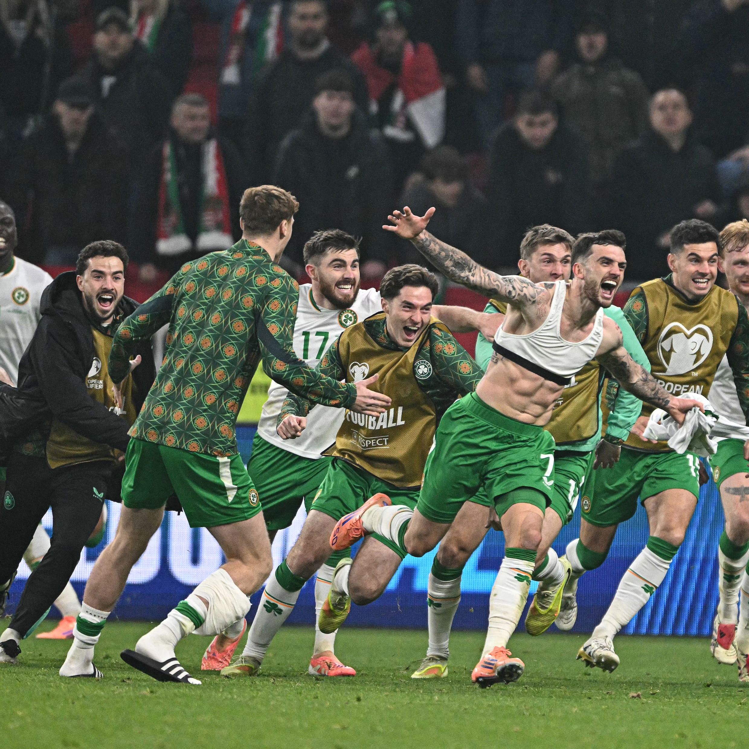 Troy Parrott viert de 2-3 tegen Hongarije.