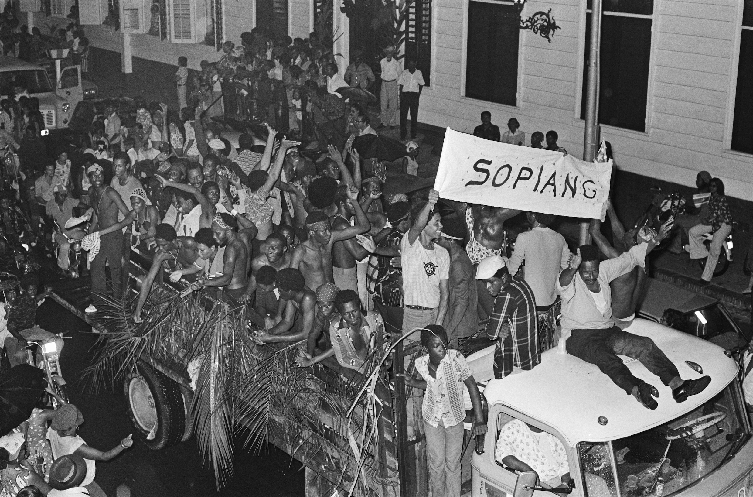 Een feest in Paramaribo op 30 november 1975 ter gelegenheid van de onafhankelijkheid.