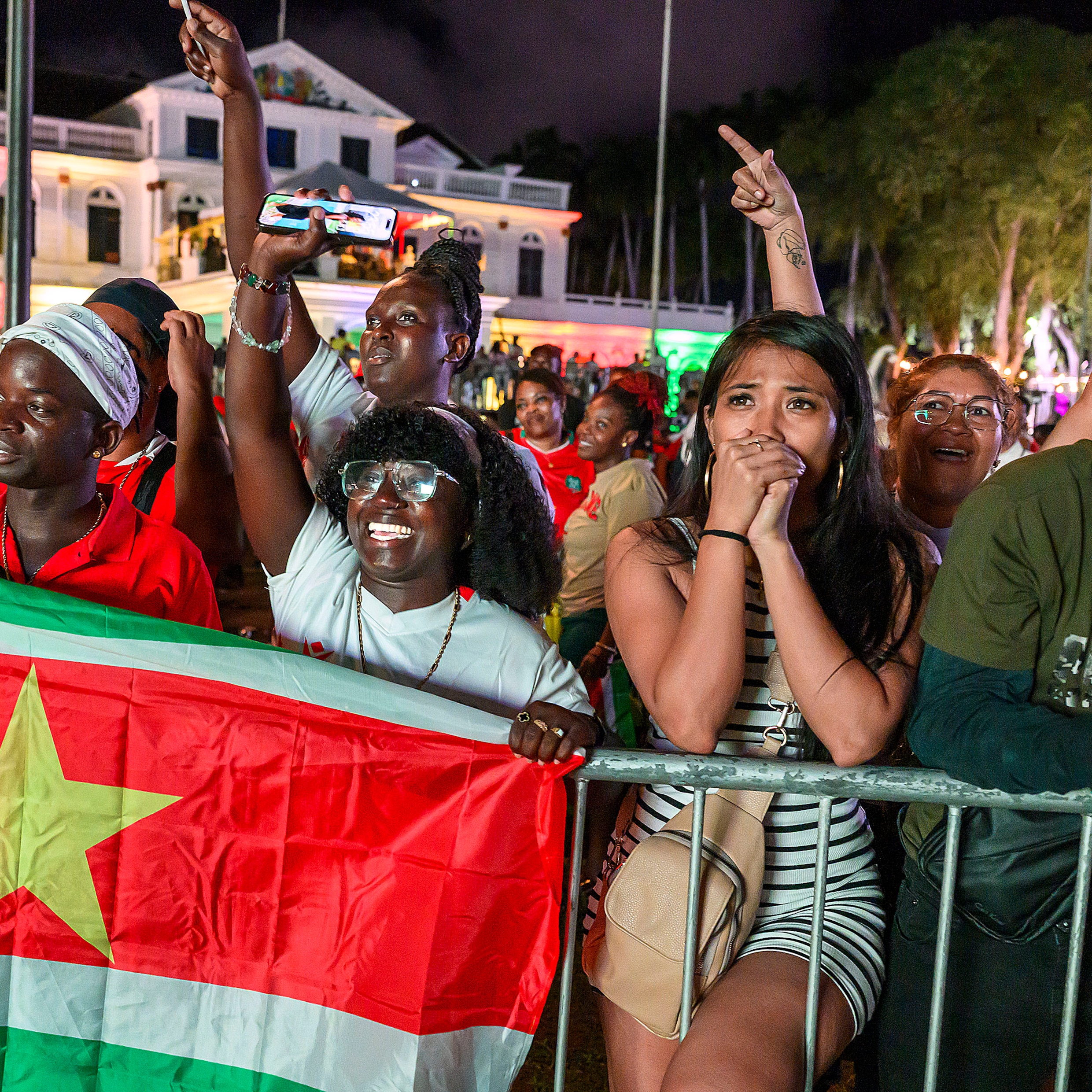 Grote drukte op het Onafhankelijkheidsplein in Paramaribo, waar de wedstrijd te zien was op een megascherm.