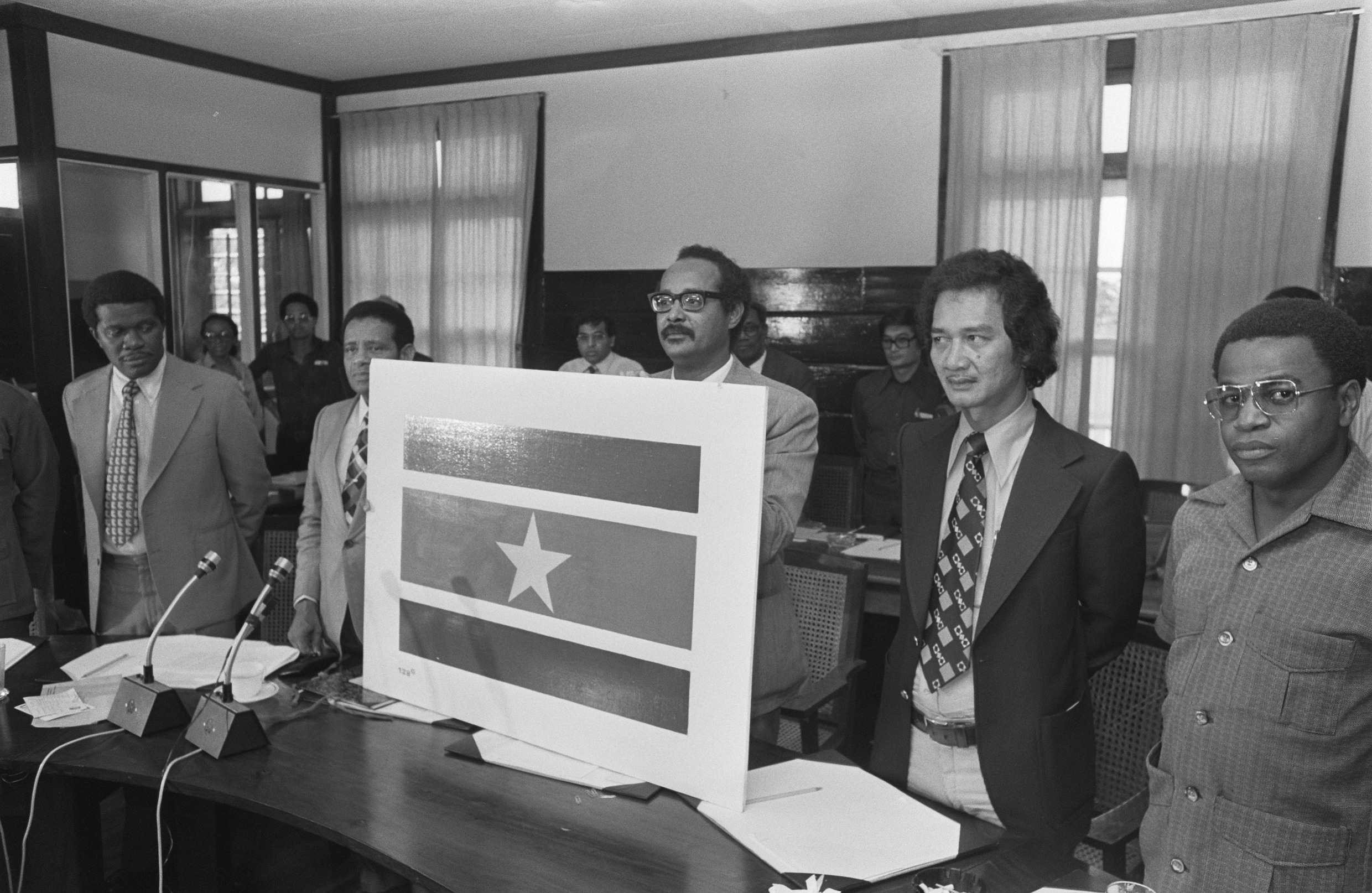 Op 25 november 1975 werd Suriname onafhankelijk, en werd Henck Arron (midden) de eerste premier van de Republiek Suriname.