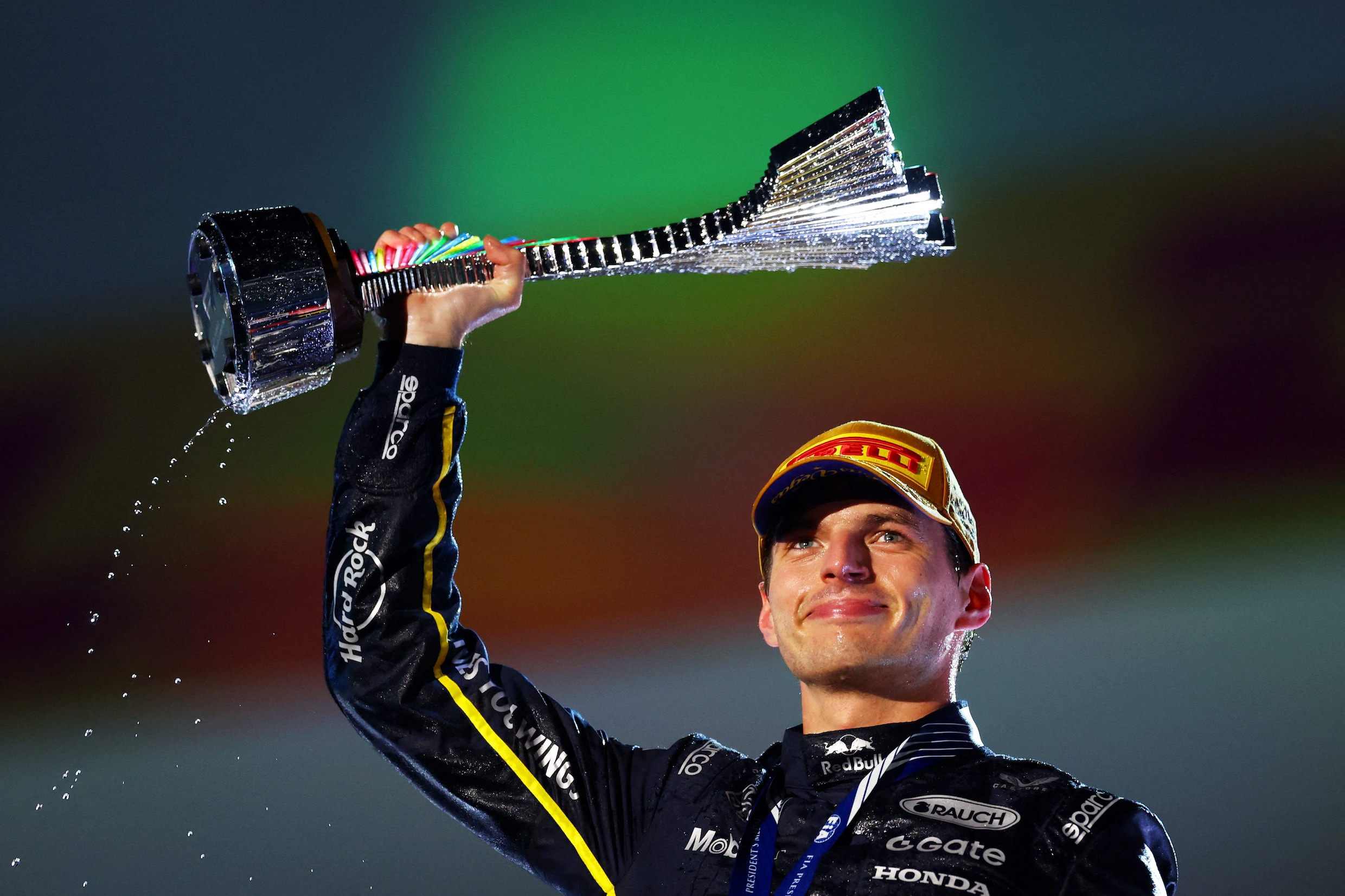 Max Verstappen met bokaal na het winnen van de Grand Prix van Las Vegas.
