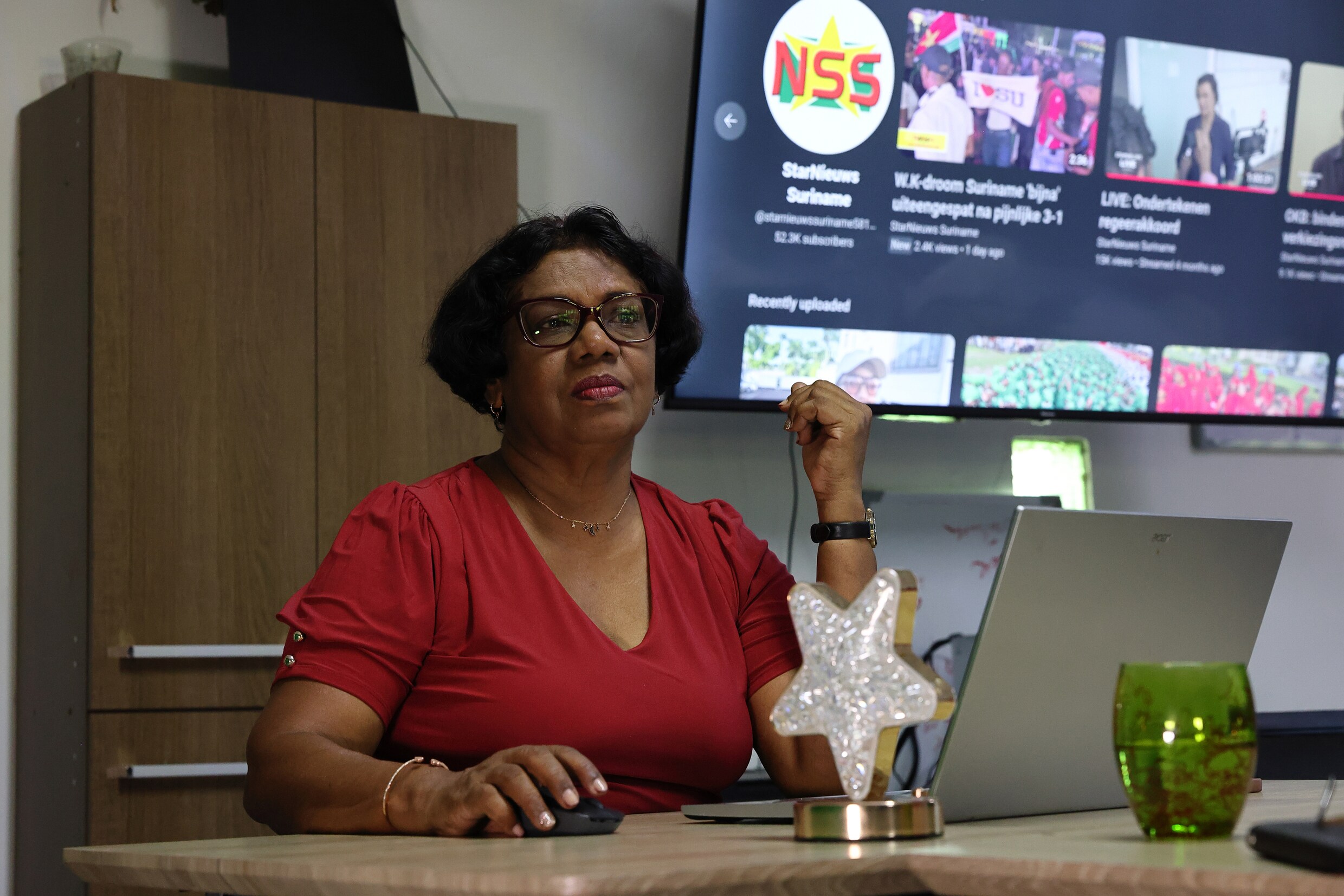 Nita Ramcharan, hoofdredacteur van ‘Starnieuws’, op de redactie van de Surinaamse nieuwssite.