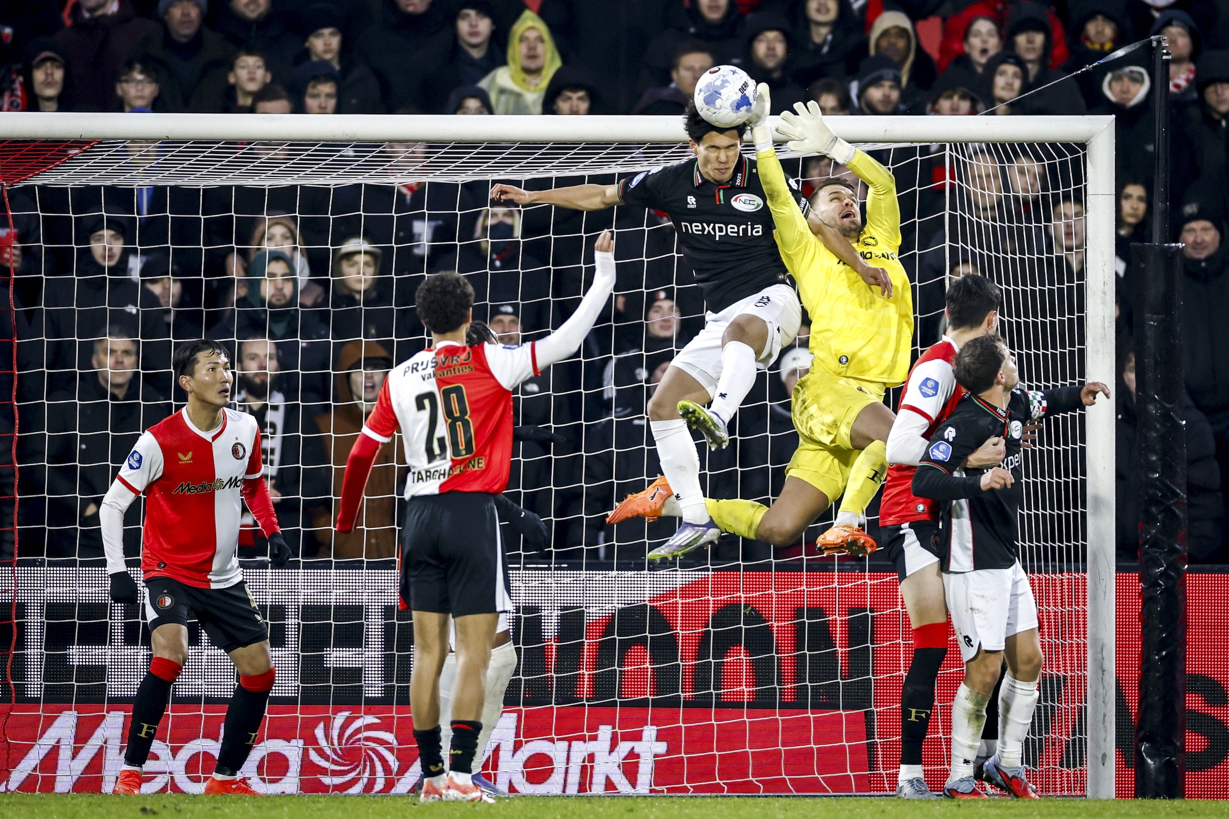 NEC-aanvaller Kento Shiogai torent nog boven Feyenoord-keeper Timon Wellenreuther uit.