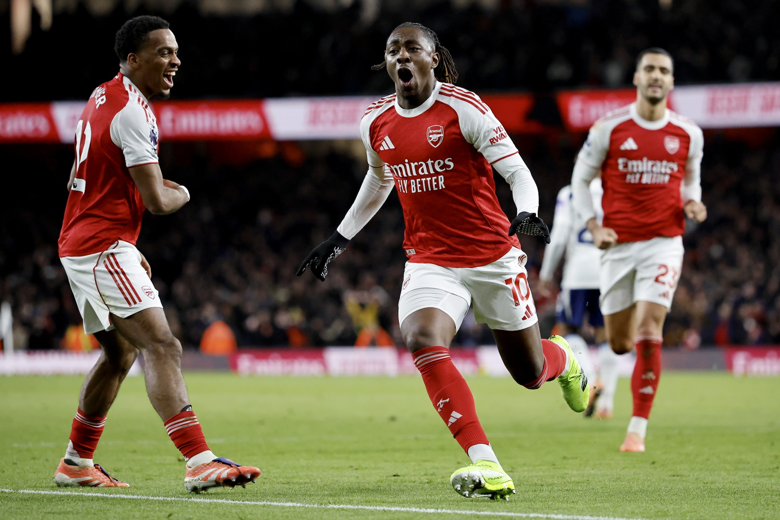 Eberechi Eze (midden) schreeuwt het uit nadat hij Arsenal op 2-0 heeft gezet in de wedstrijd tegen Tottenham.