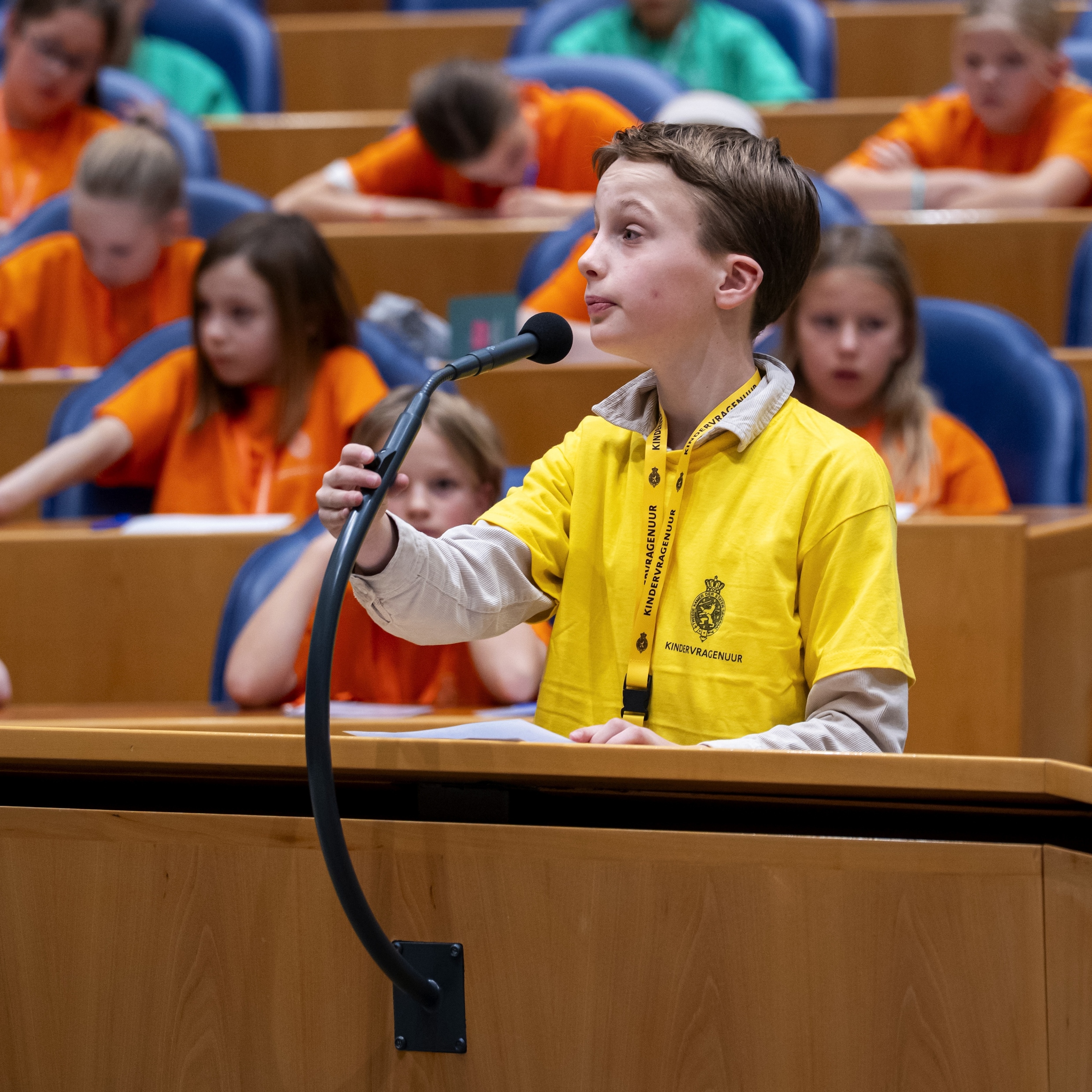 Basisscholieren uit groep 7 en 8 tijdens het kindervragenuur in de Tweede Kamer.