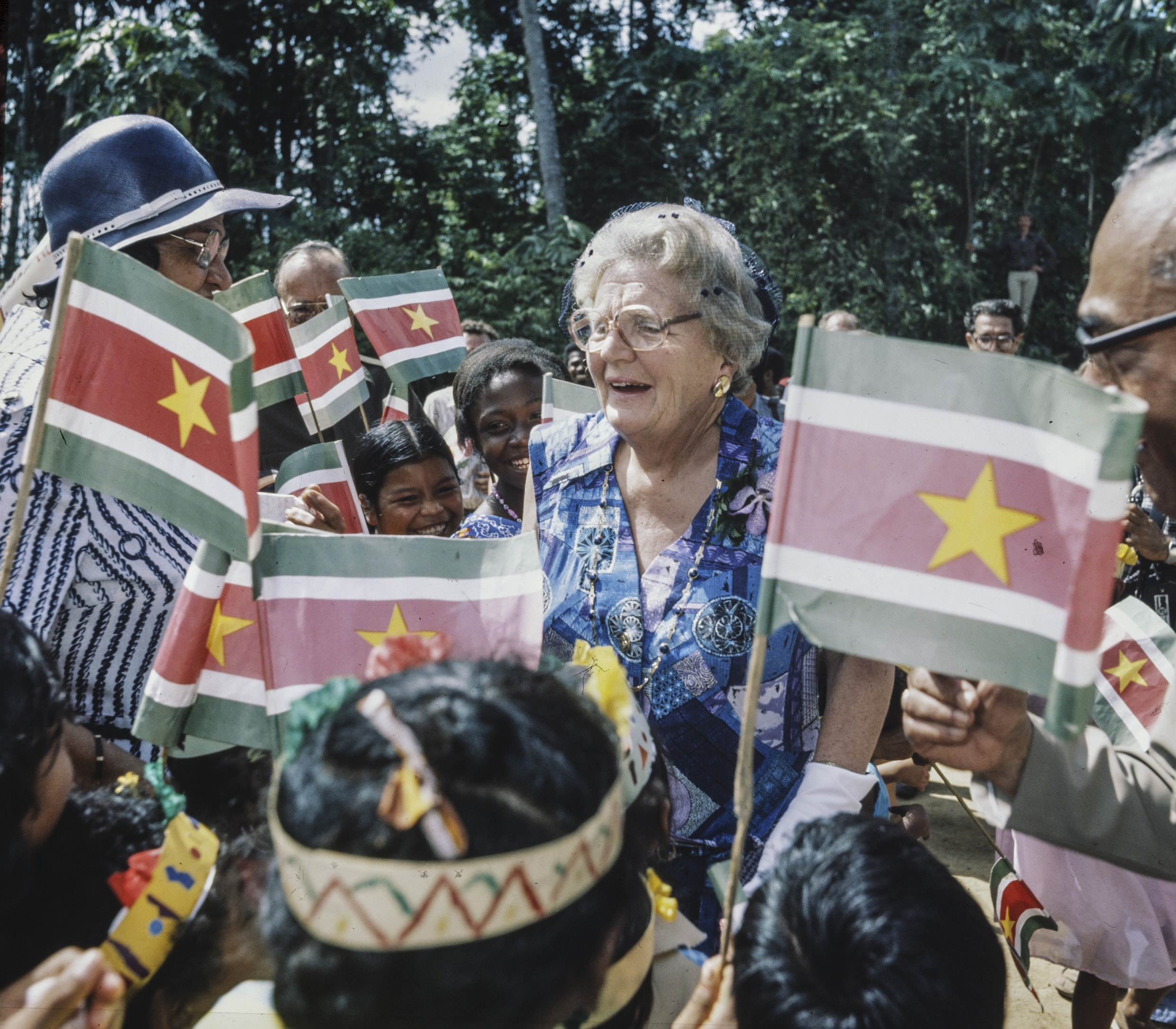 Koningin Juliana bezoekt Apoera, een dorp van de Lokono-stam, 14 februari 1978.