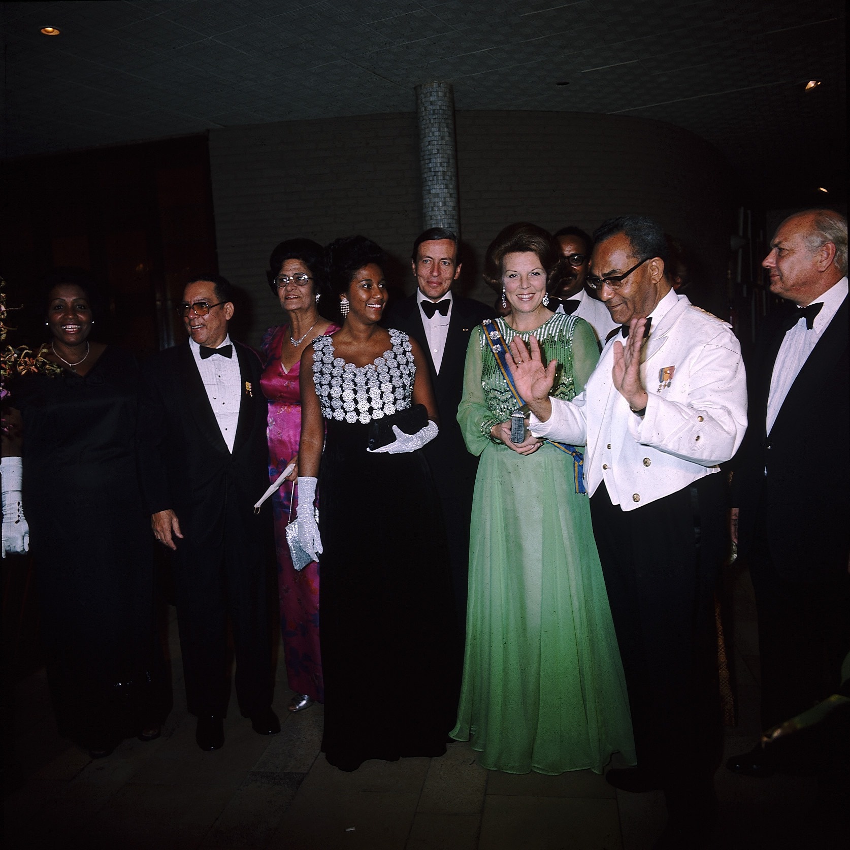 Feest in het stadion van Paramaribo bij de viering van de onafhankelijkheid van Suriname, 25 november 1975. Op de eretribune onder meer president Johan Ferrier (rechts), prinses Beatrix en prins Claus en oppositieleider Jaggernath Lachmon (links).