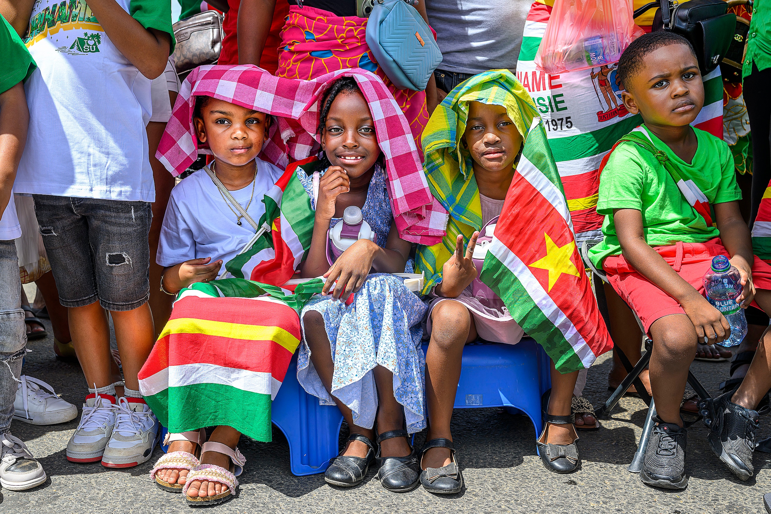 Uitbundig feest in Paramaribo: ‘Suriname is van ons, en dat al vijftig ...