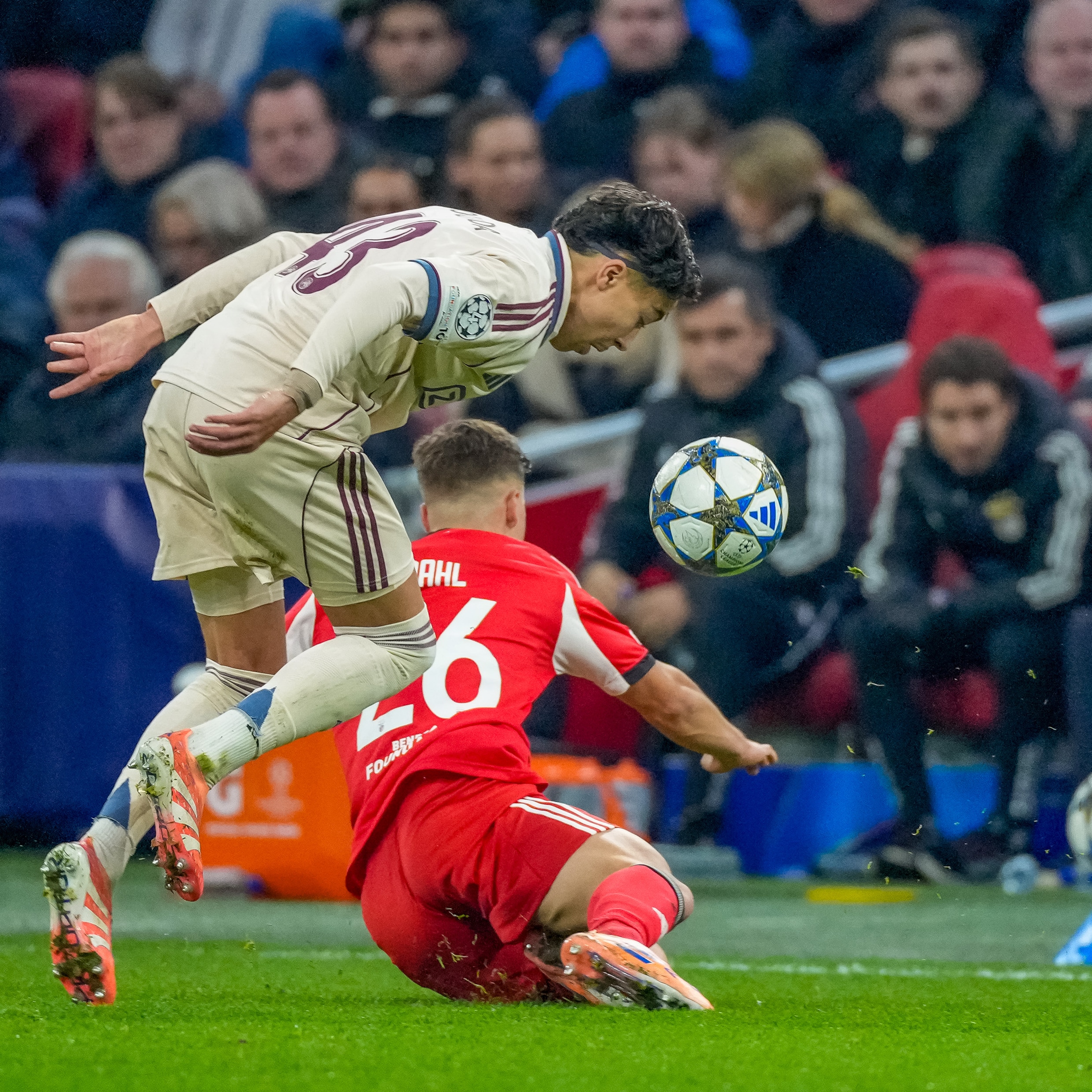 Rayane Bounida in duel met Samuel Dahl van Benfica.