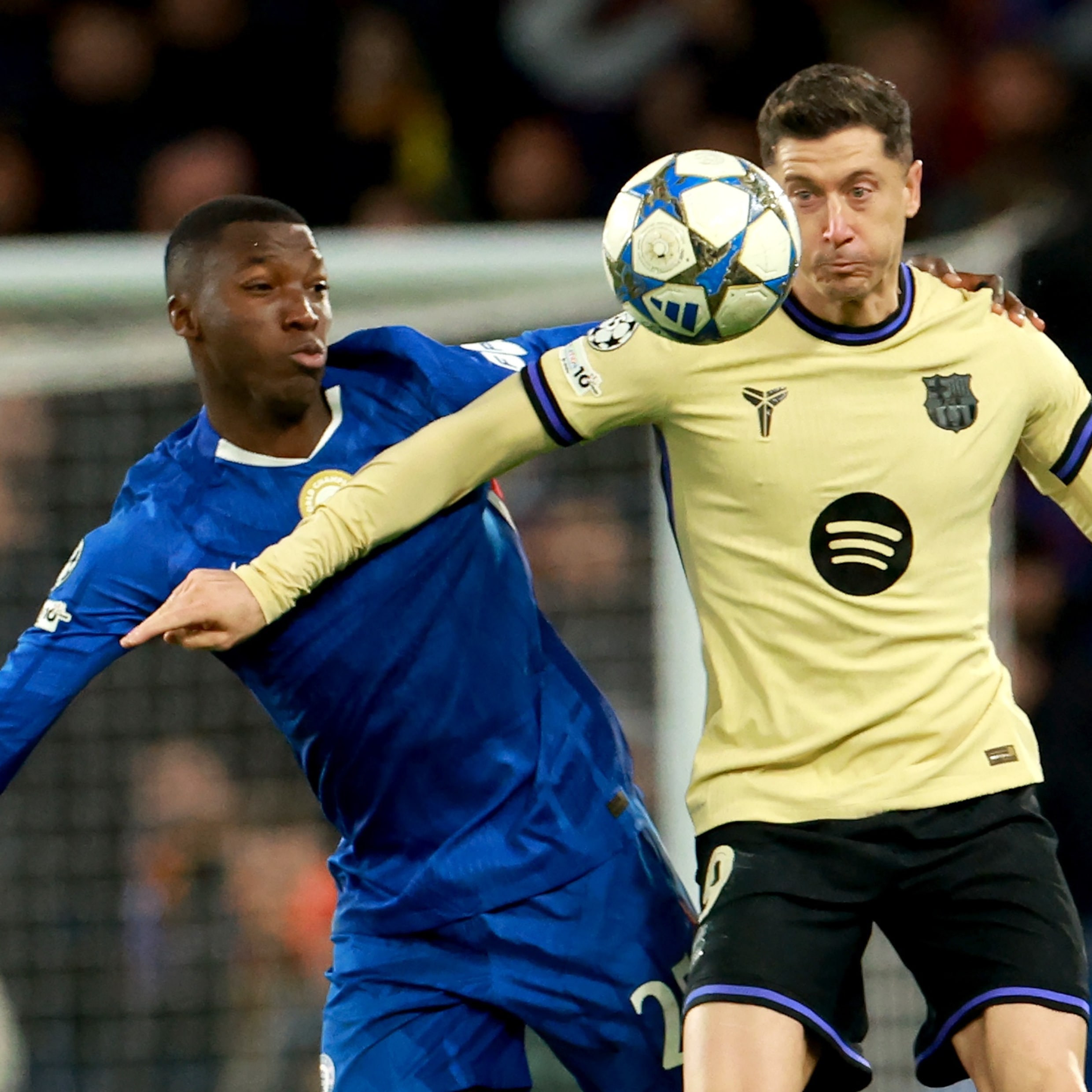 Moises Caicedo (links) van Chelsea en Robert Lewandowski van Barcelona.