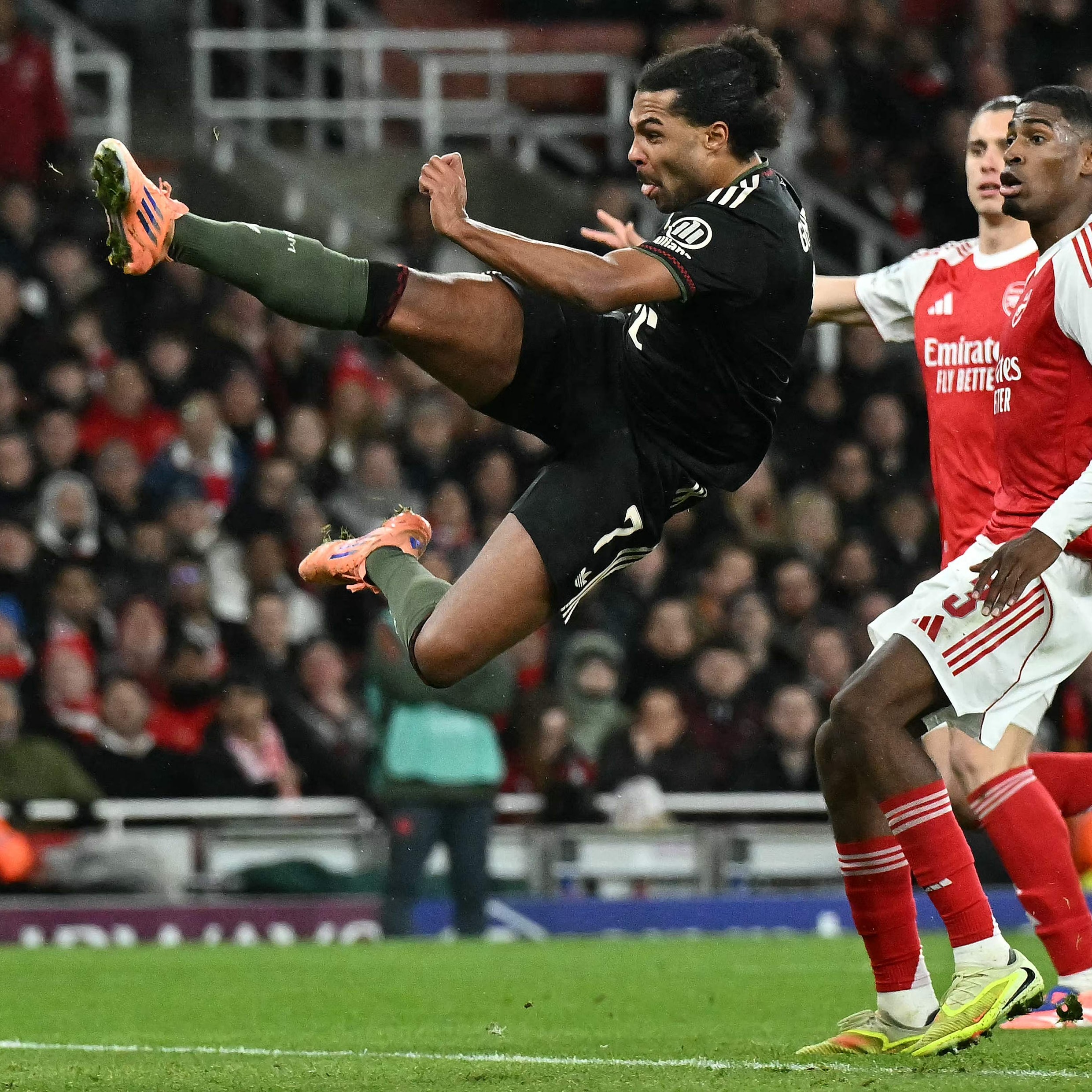 Serge Gnabry van Bayern München schiet op het doel.