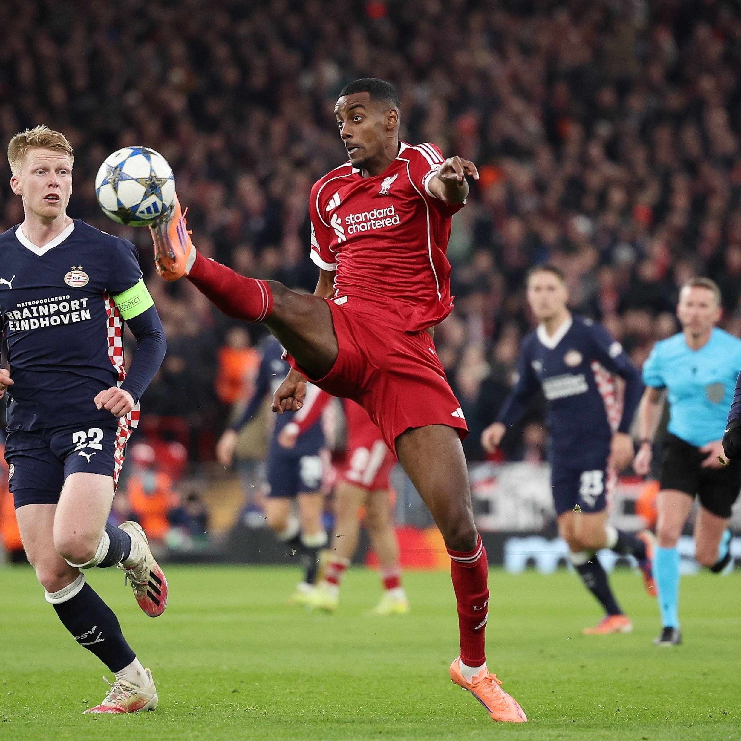 Alexander Isak van Liverpool (midden), geflankeerd door Jerdy Schouten en Sergino Dest van PSV.