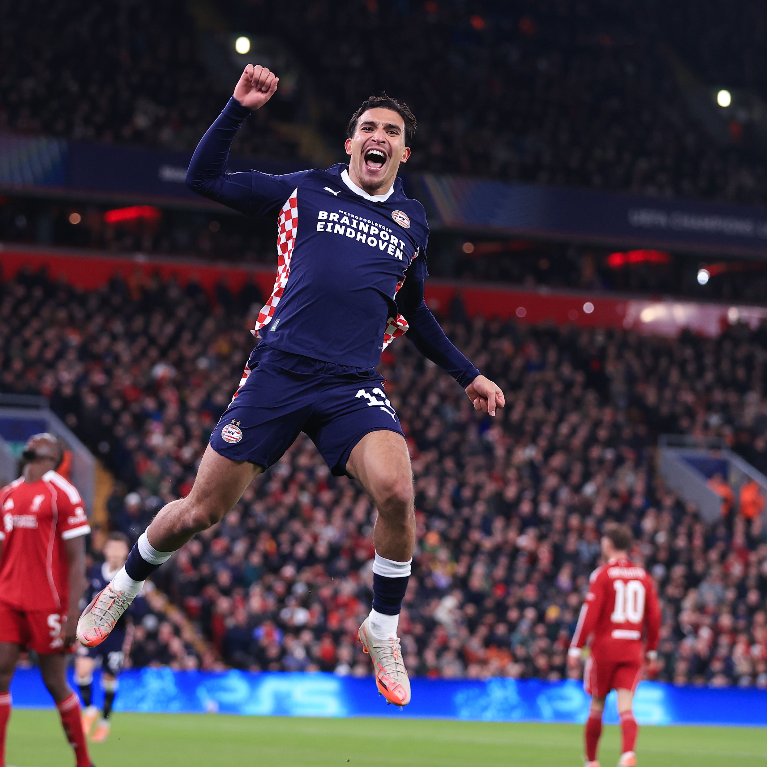 PSV’er Couhaib Driouech viert het derde doelpunt tegen Liverpool tijdens de Champions League-wedstrijd van woensdagavond.