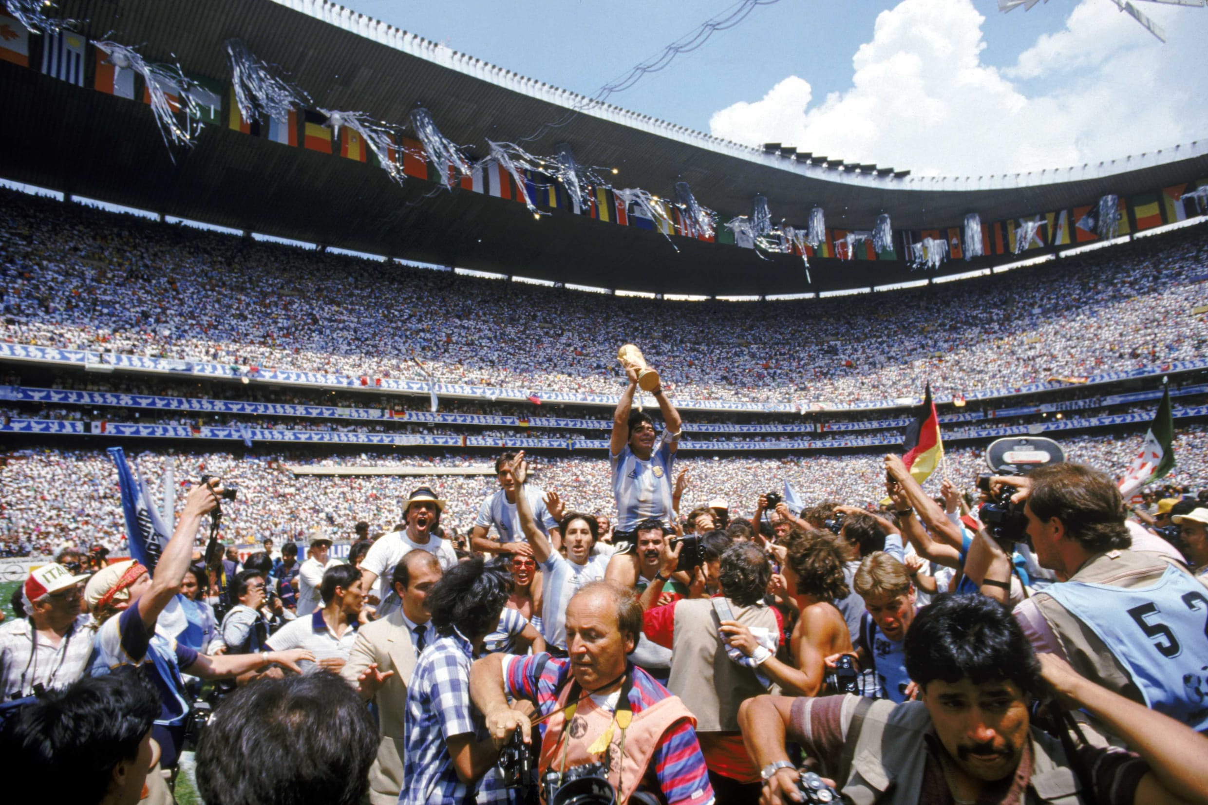 WK 1986: Maradona houdt na de gewonnen finale tegen Duitsland de wereldbeker omhoog.
