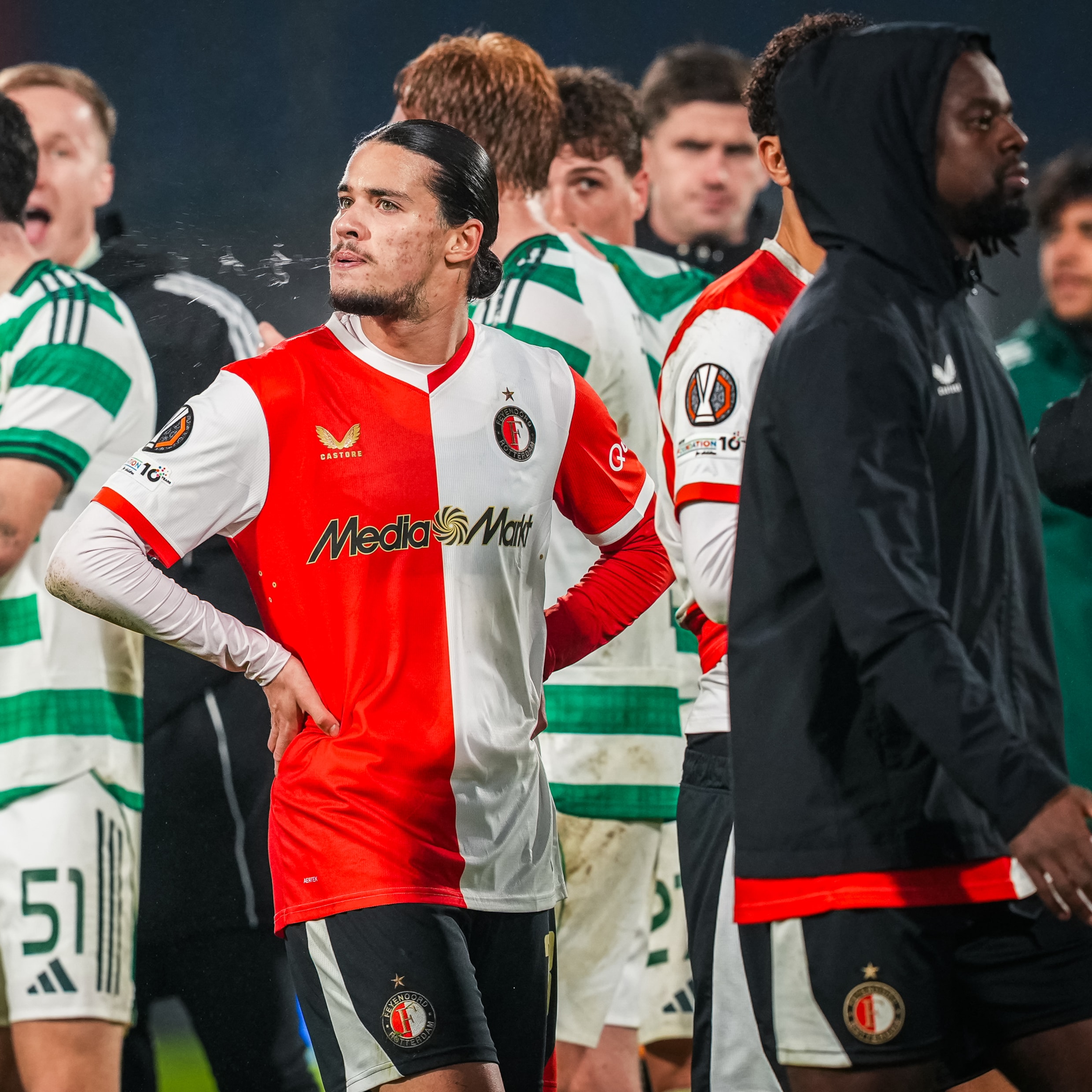 Feyenoorder Anis Hadj Moussa na afloop, naast tevreden Celtic-spelers.